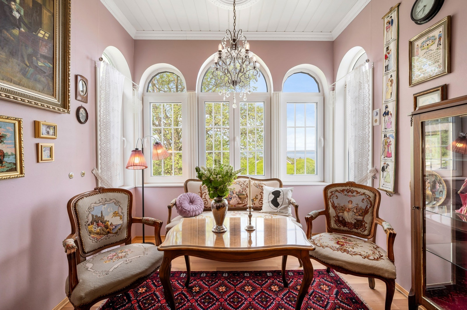 Tårnstua vitner om klassisk stil med stukkatur og buede vinduer. Galleribilde