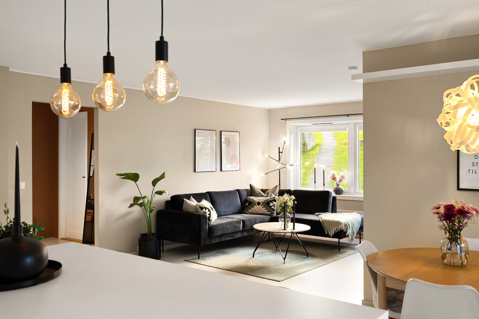 Stuen byr på en romslig, lys atmosfære med myke fargetoner. Galleribilde