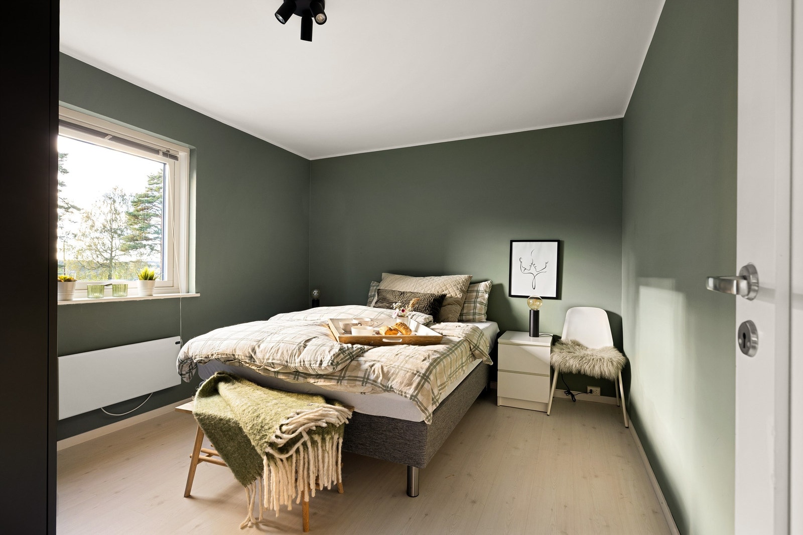 Hovedsoverommet er oppmålt til ca. 11kvm, har en rolig grønnfarge som skaper en lun stemning. Galleribilde