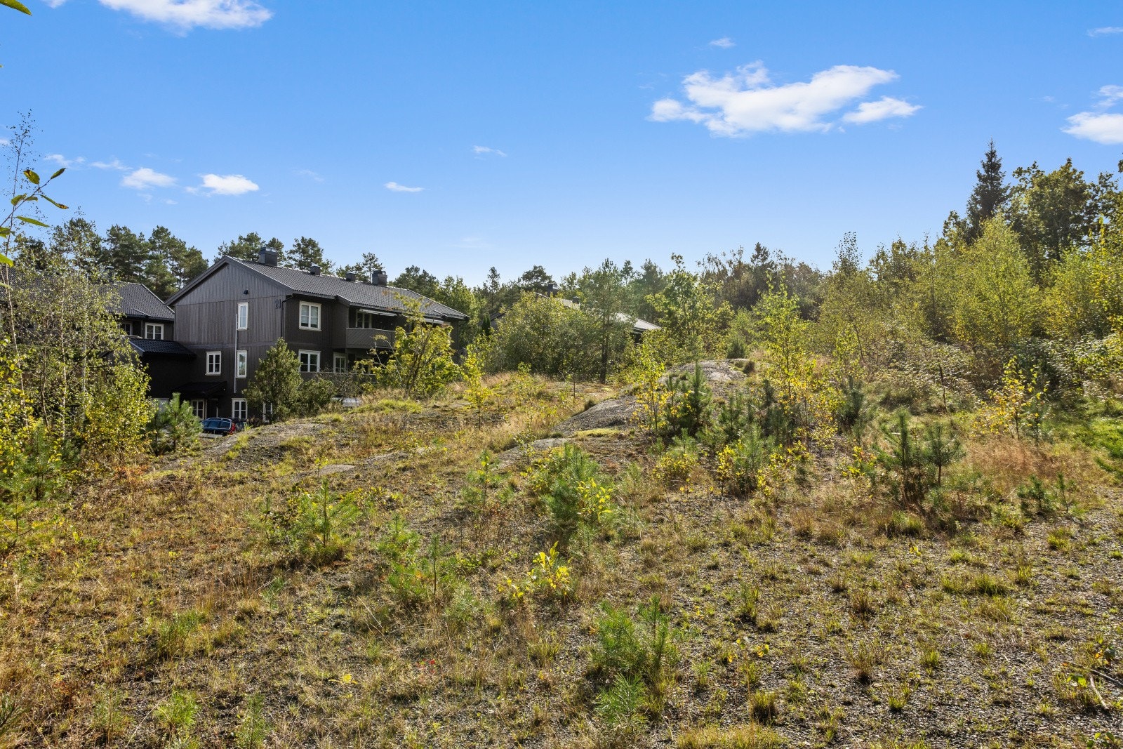 Den selveiede tomten, som i følge matrikkelkart er på 2 132 m² består av to bruksnumre. Bruksnummer 176 er avsatt til boligformål i sin helhet (1 451 m²). Bruksnummer 177, som ligger lengst syd, er avsatt til lekeplass og parkering (681 m²). Galleribilde