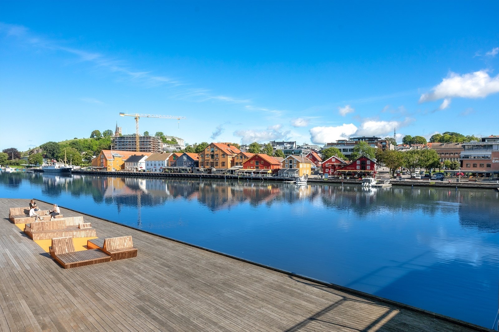 Det er ca. 8 km til Tønsberg sentrum, og det er sykkel- og gangvei helt inn fra man kommer ned på Berganveien og inn til sentrum. Galleribilde