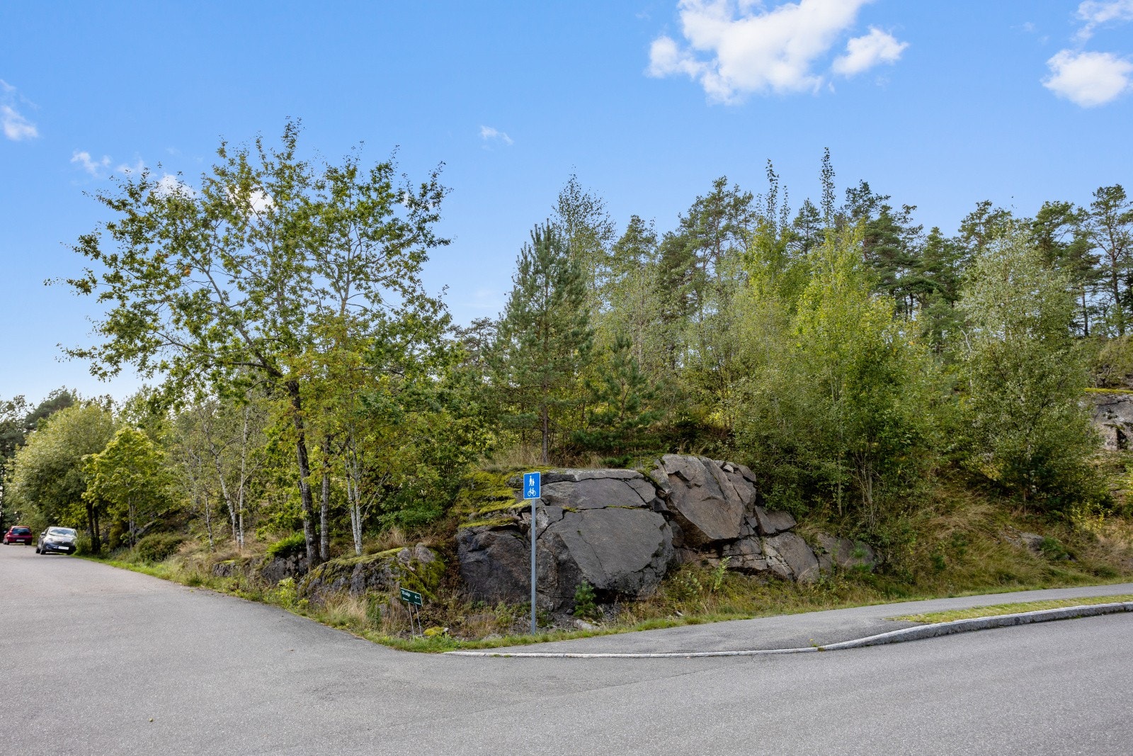 Tomten ligger på hjørnet av Roppestadkollen og stikkvei inn til eiendommen. Galleribilde