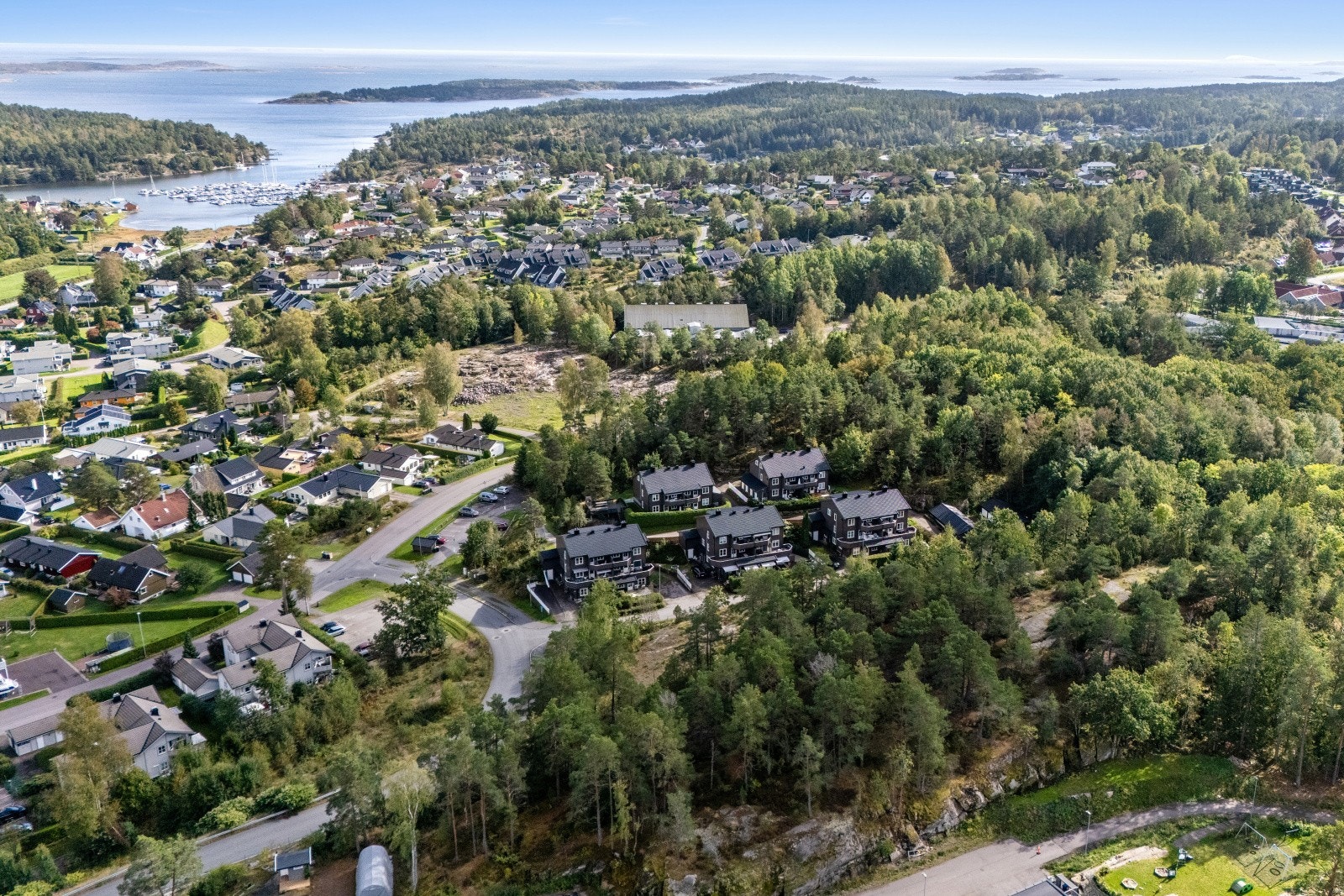 På denne fredelig plasserte selveiertomten ved Skallestad presenteres en stort utviklingstomt på 2 132 m². Galleribilde