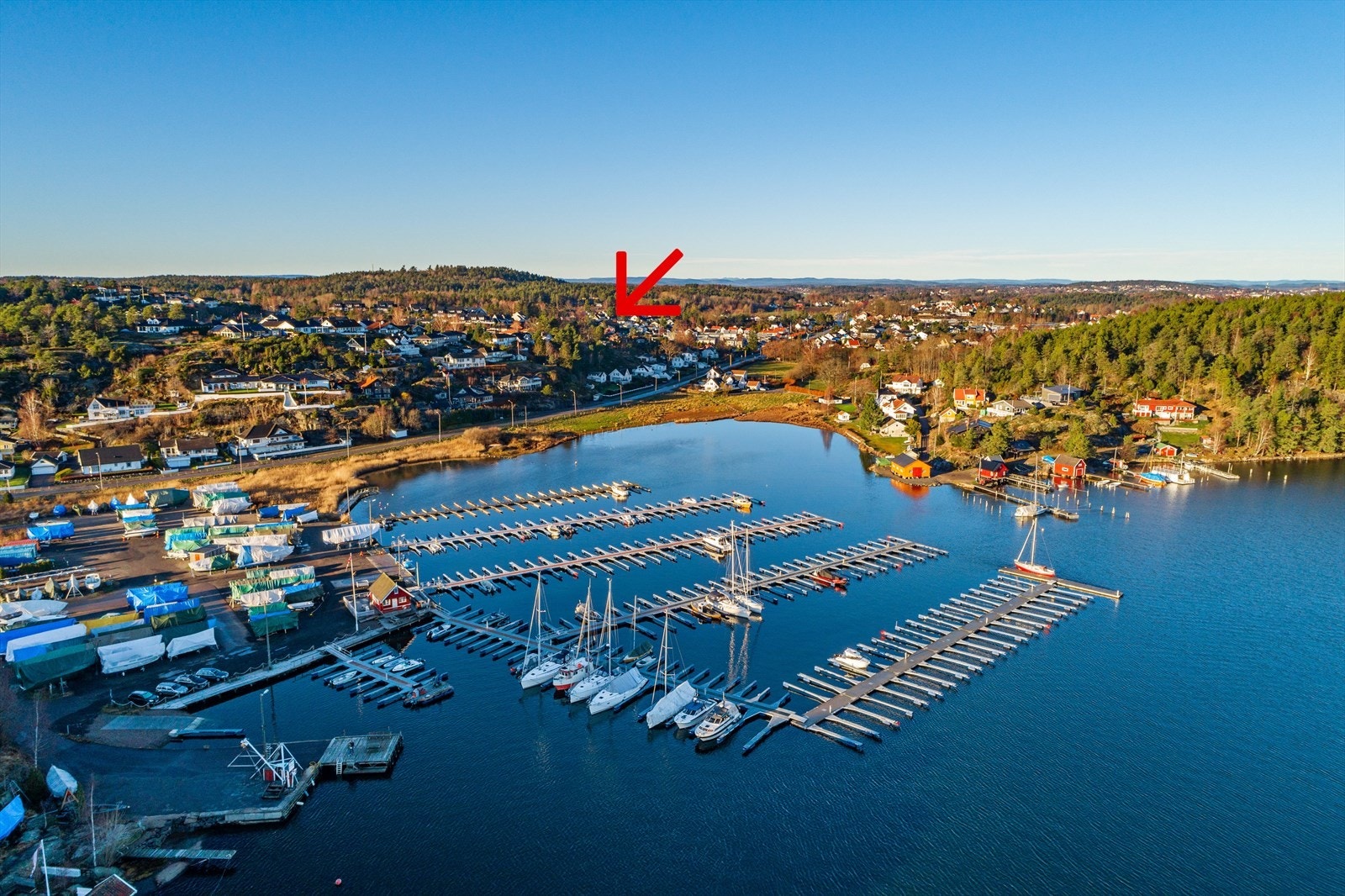 Områdets plassering sett fra Bjerkøysundet og Arås båthavn. Galleribilde