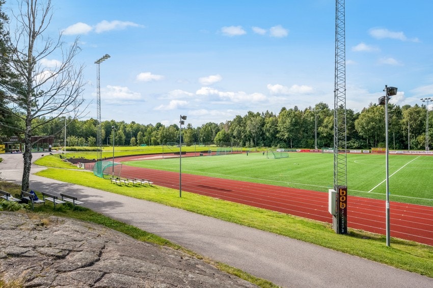 Innen en kort sykkeltur er med ved Nesskogen idrettspark (NIF). Galleribilde
