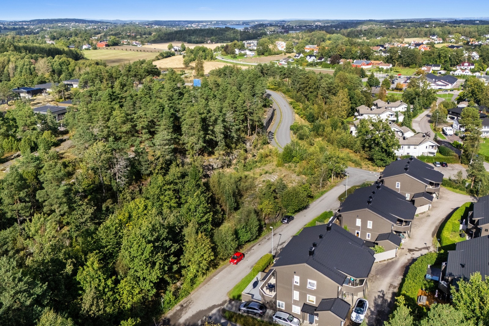 Området, med nærhet til både sjø og skog, ligger naturskjønt i rolig blindgate nær fasiliteter for alle alderstrinn. Galleribilde