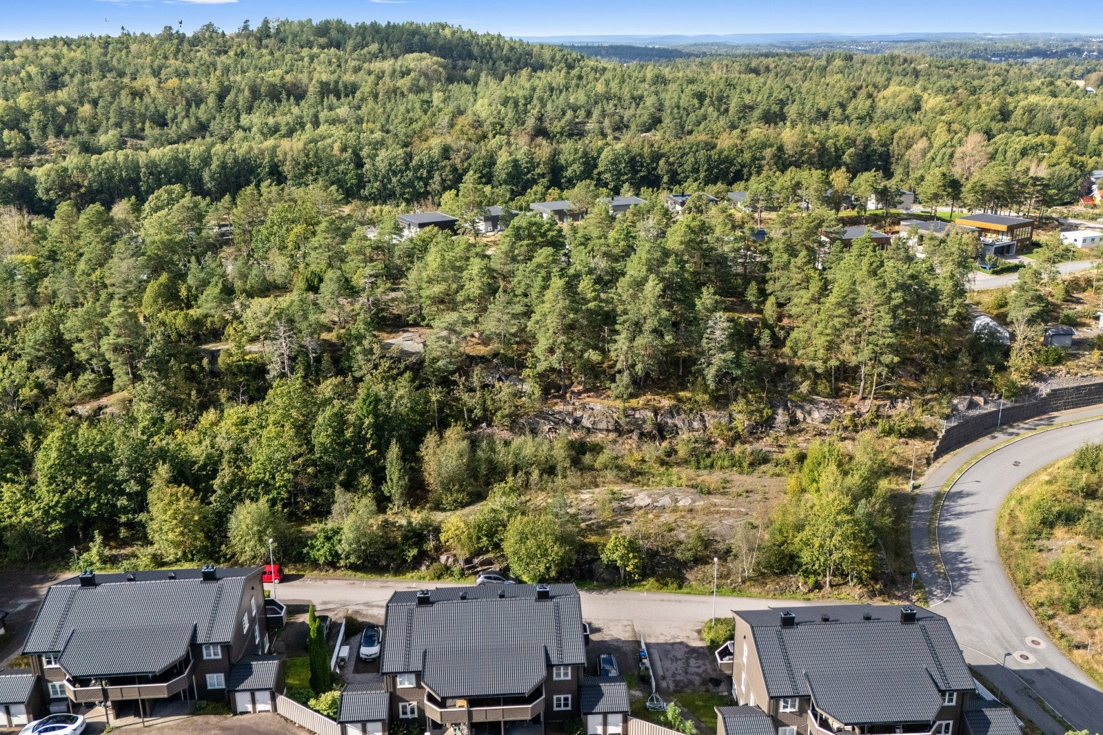 Tomten er områderegulert og er avsatt i stor grad til boligformål. Det kan bygges inntil seks boenheter på tomten hvor bebyggelsen må være rekkehus/flermannsboliger. Galleribilde