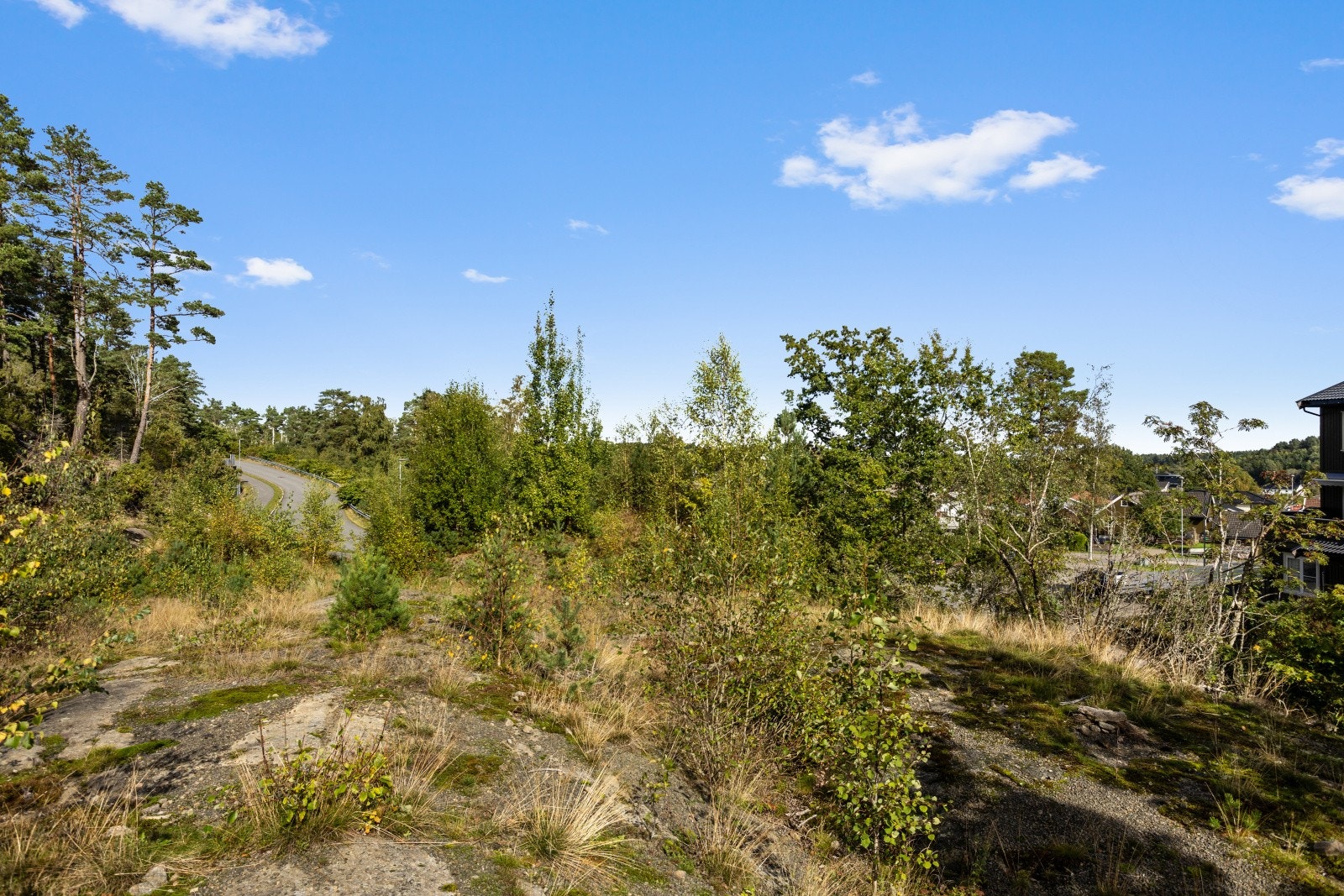 Eiendommen ligger i et meget barnevennlig og trafikkstille boligområde ved Skallestad, sentralt på Nøtterøy. Galleribilde