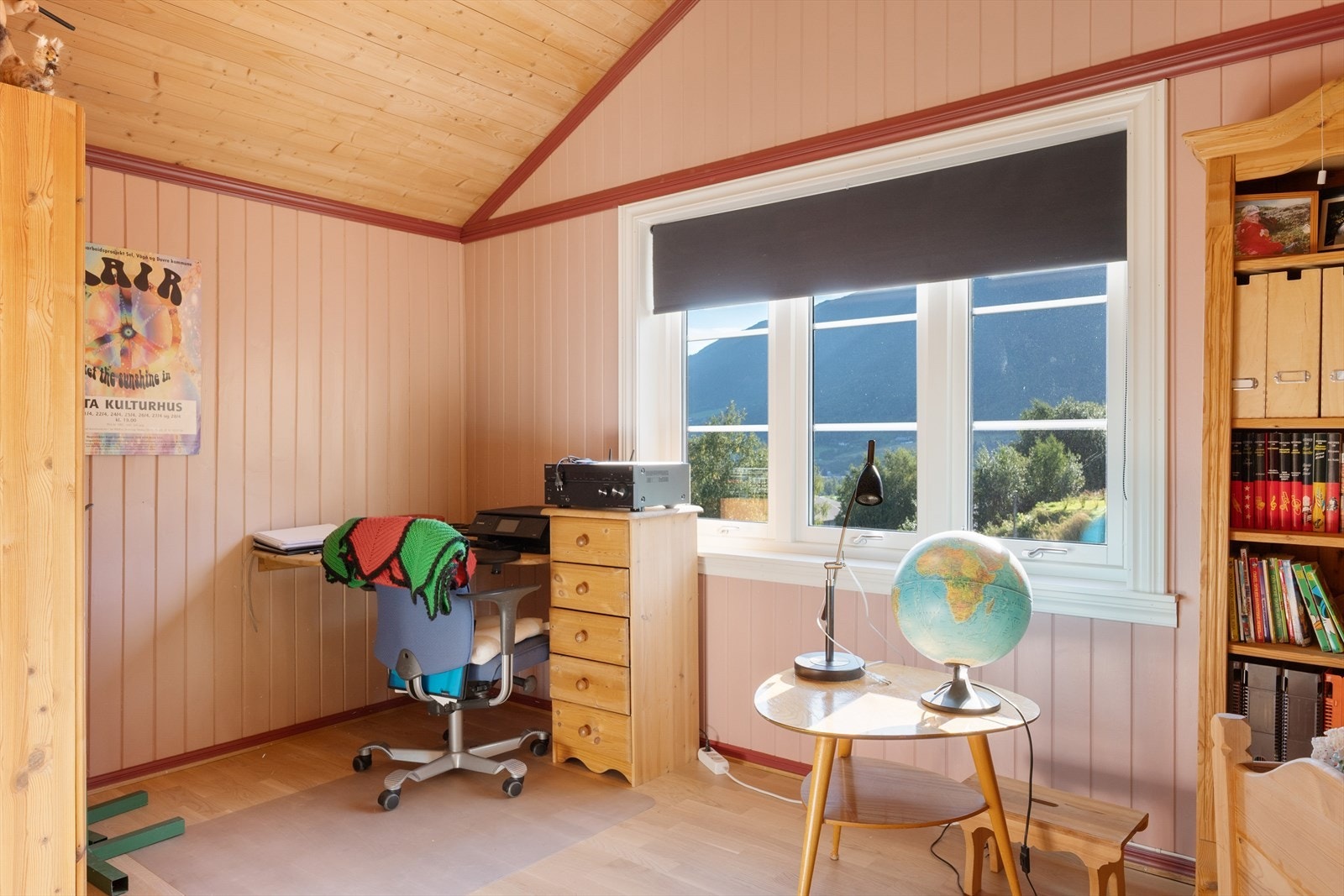 Stort soverom, med plass til både seng og annen møblering. Galleribilde