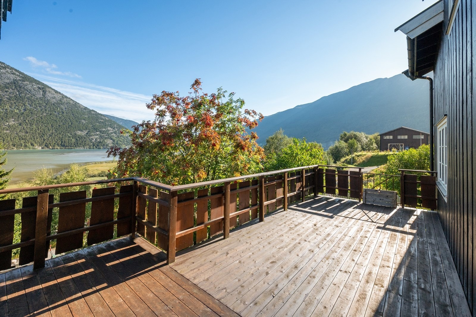 I forkant av boligen er det en stor veranda.. Galleribilde