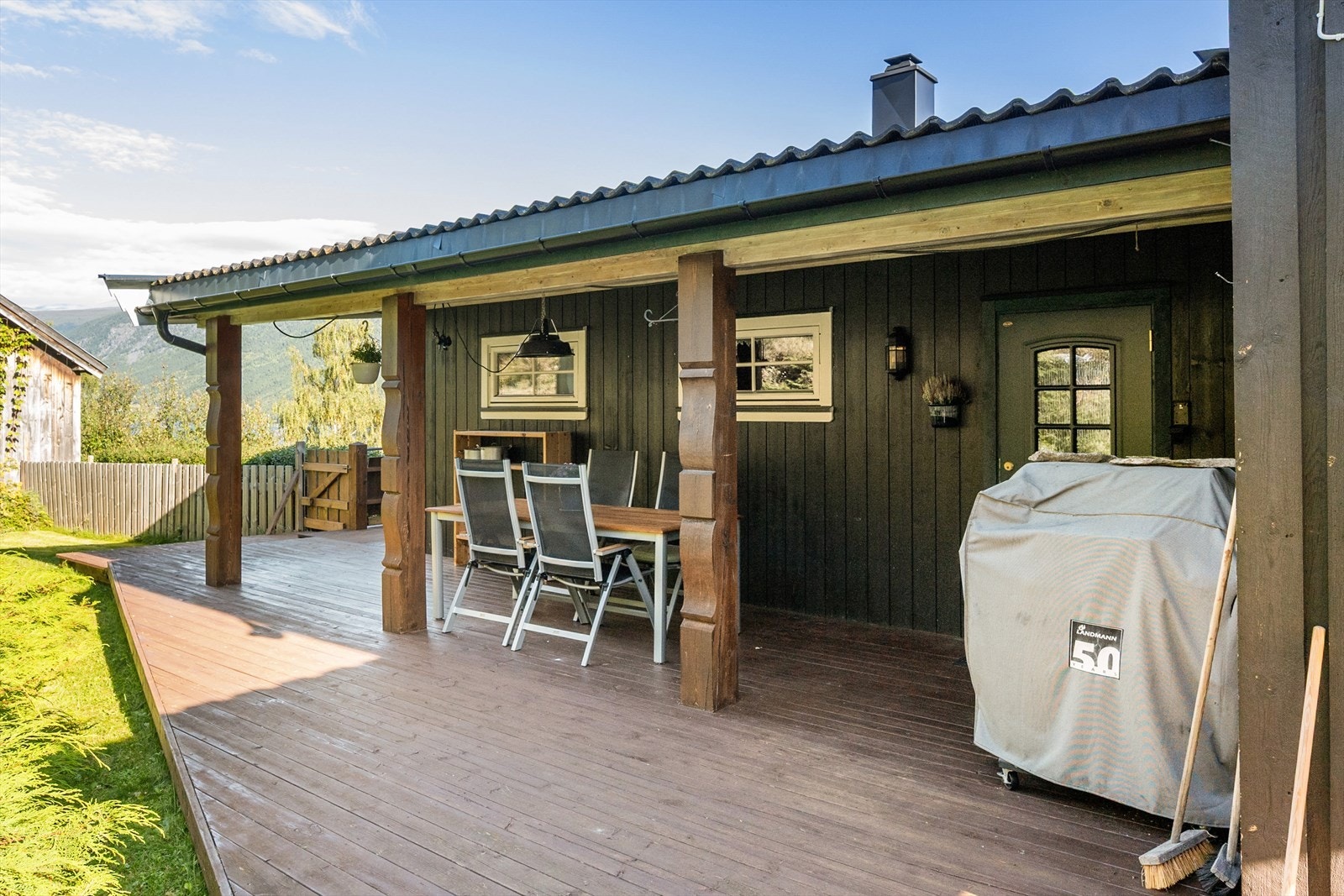 Det er også terrasse på oversiden av boligen. Galleribilde