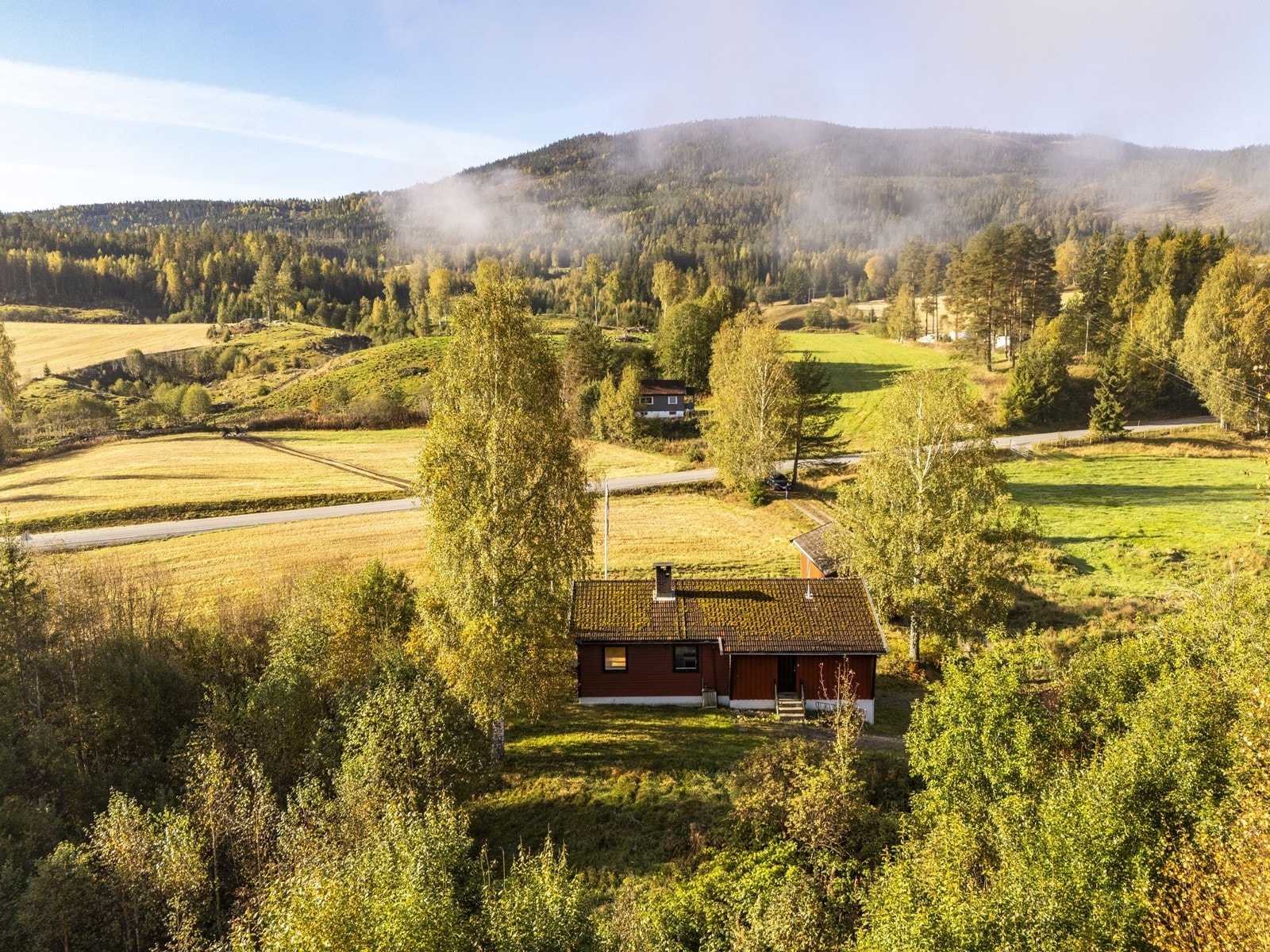 Dette er et rolig og trivelig område, barnevennlig og trafikkstille med nærhet til butikker og dagligvare, hvor Sigdalsenteret ligger innenfor en kort kjøretur. Galleribilde