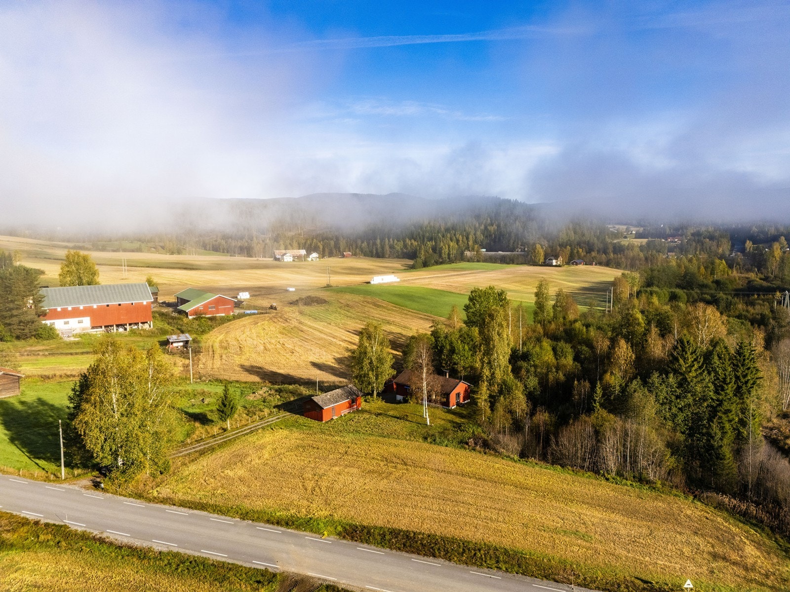 Fra eiendommen er det også nærhet til fine tur- og rekreasjonsmuligheter sommer som vinter, med gode muligheter for både bading og fisking samt turer både på ski og beina. Galleribilde