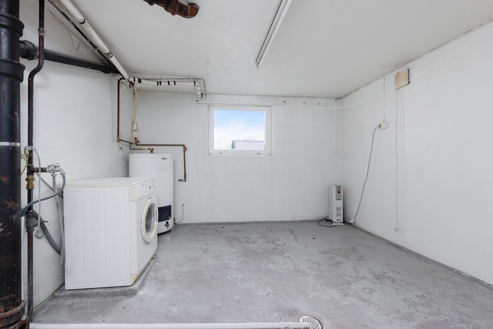 I kjelleren er det en praktisk vaskekjeller og gode lagringsmuligheter. Galleribilde