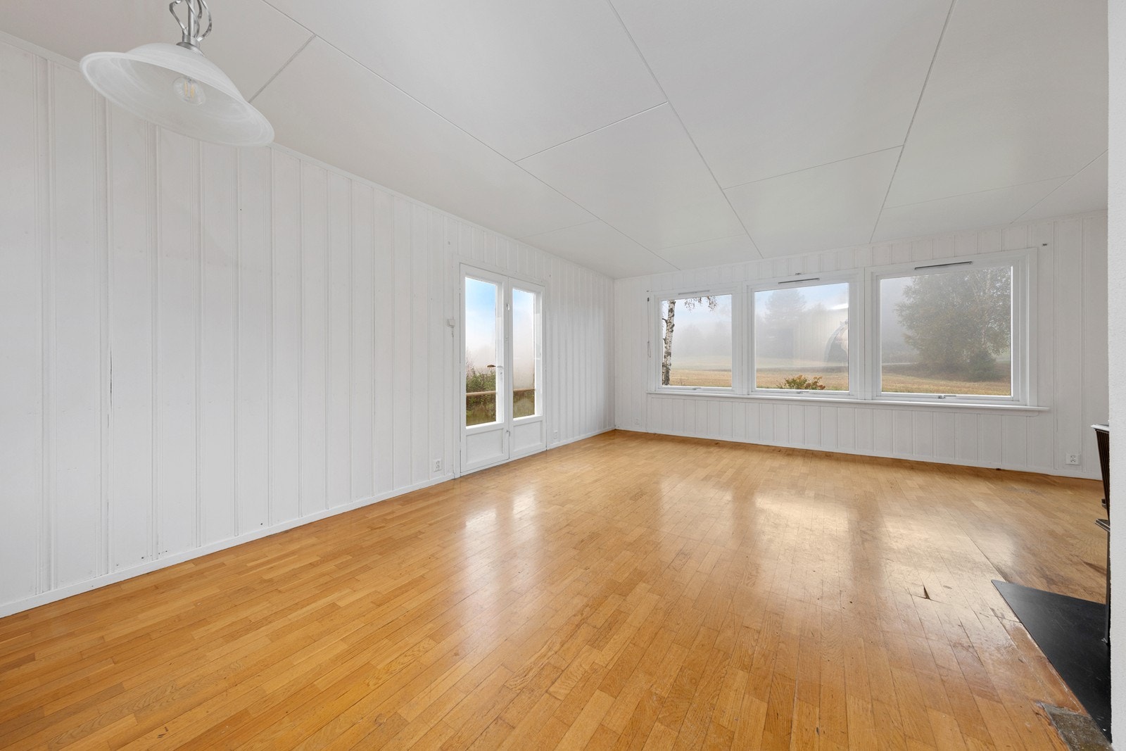 Store vindusflater slipper inn godt med naturlig dagslys til rommet. Galleribilde