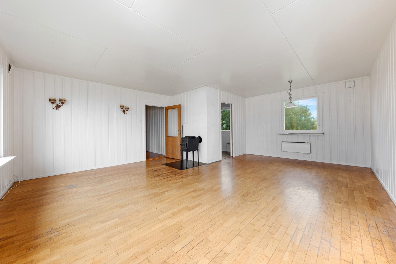 Rommet gir plass til møblering av både sofa- og spisegruppe. Galleribilde