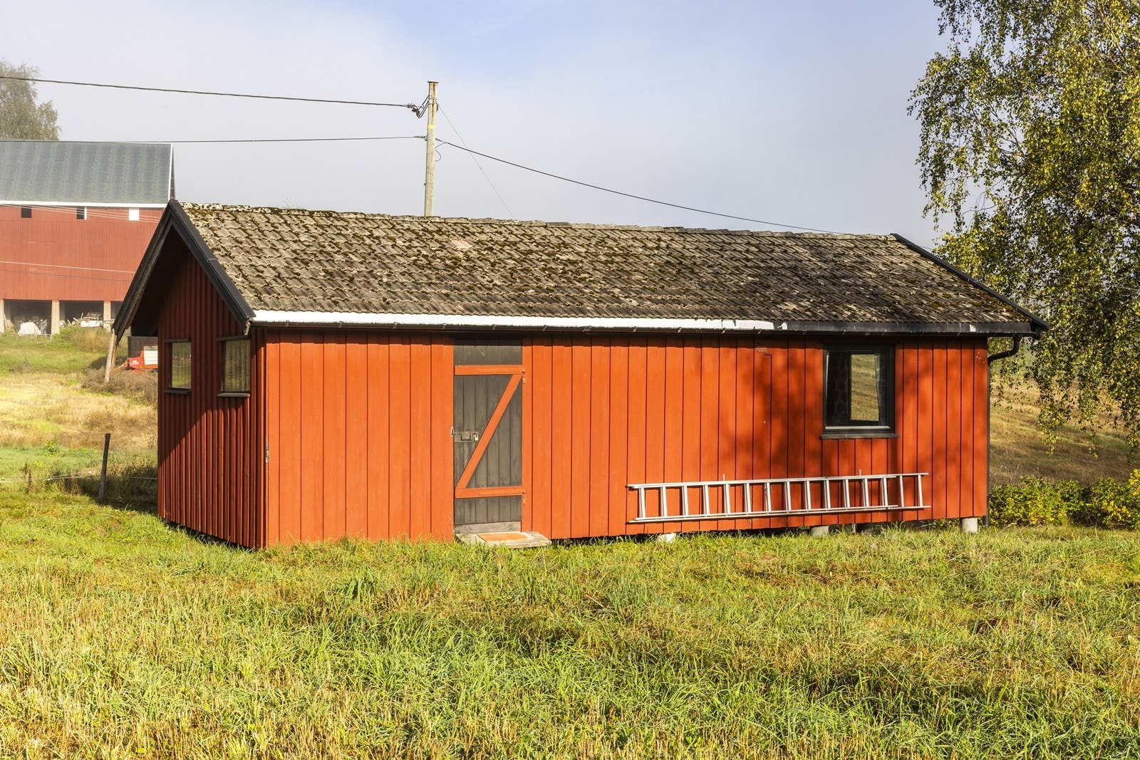 Utendørs er det i tillegg et uthus og en frittstående garasje. Galleribilde