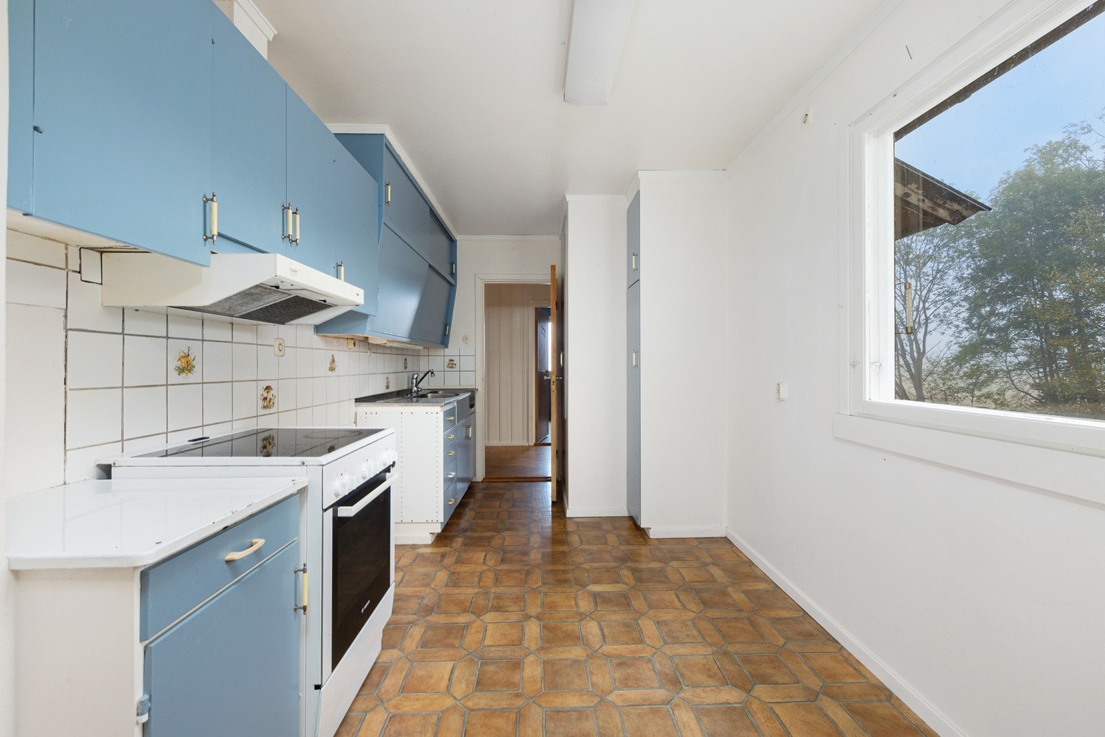 Kjøkkenet har en plassbygget og behandlet innredning med slette fronter. Galleribilde