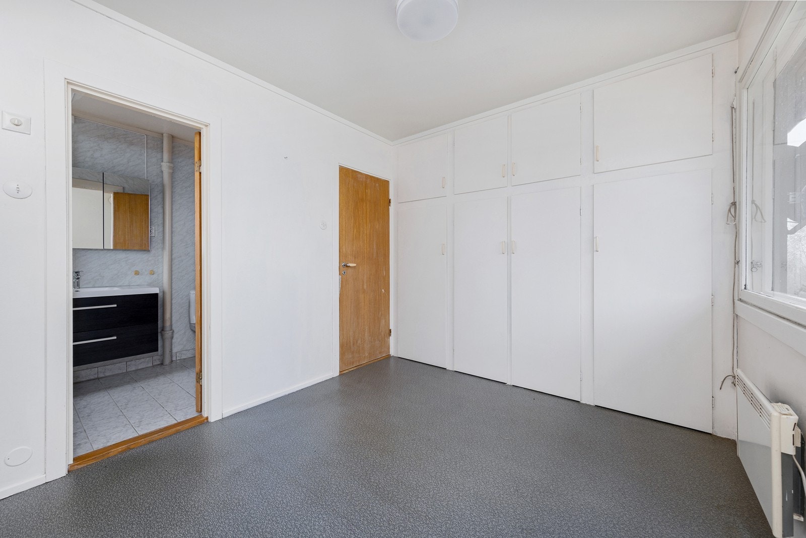 Hovedsoverommet har adkomst direkte til badet. Galleribilde