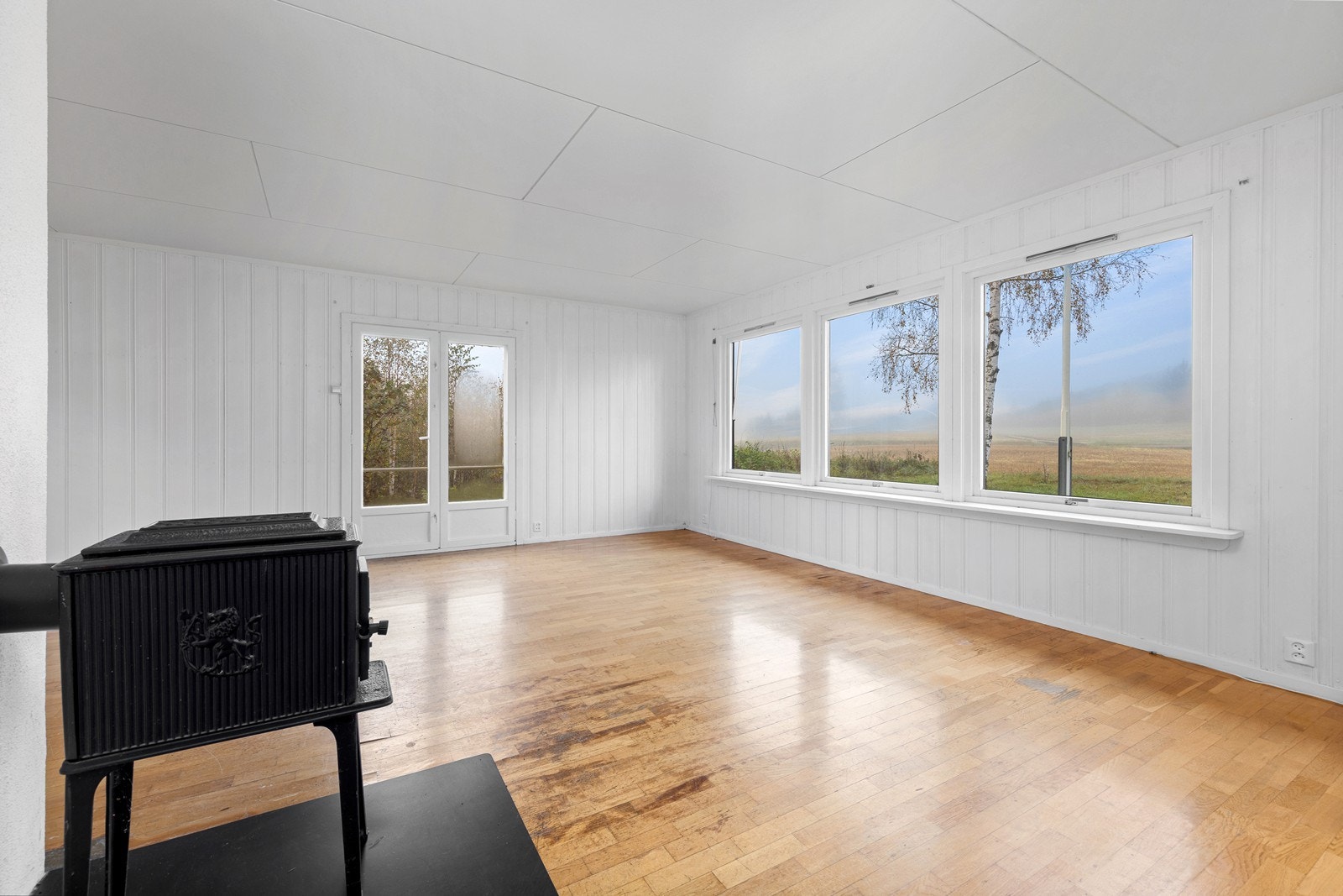 Gulvene består av en kombinasjon av gulvbord, belegg og parkett. Veggene er overflatebehandlet med malte plater og panel. Himlinger er utført med malte eller behandlede plater samt panel. Galleribilde