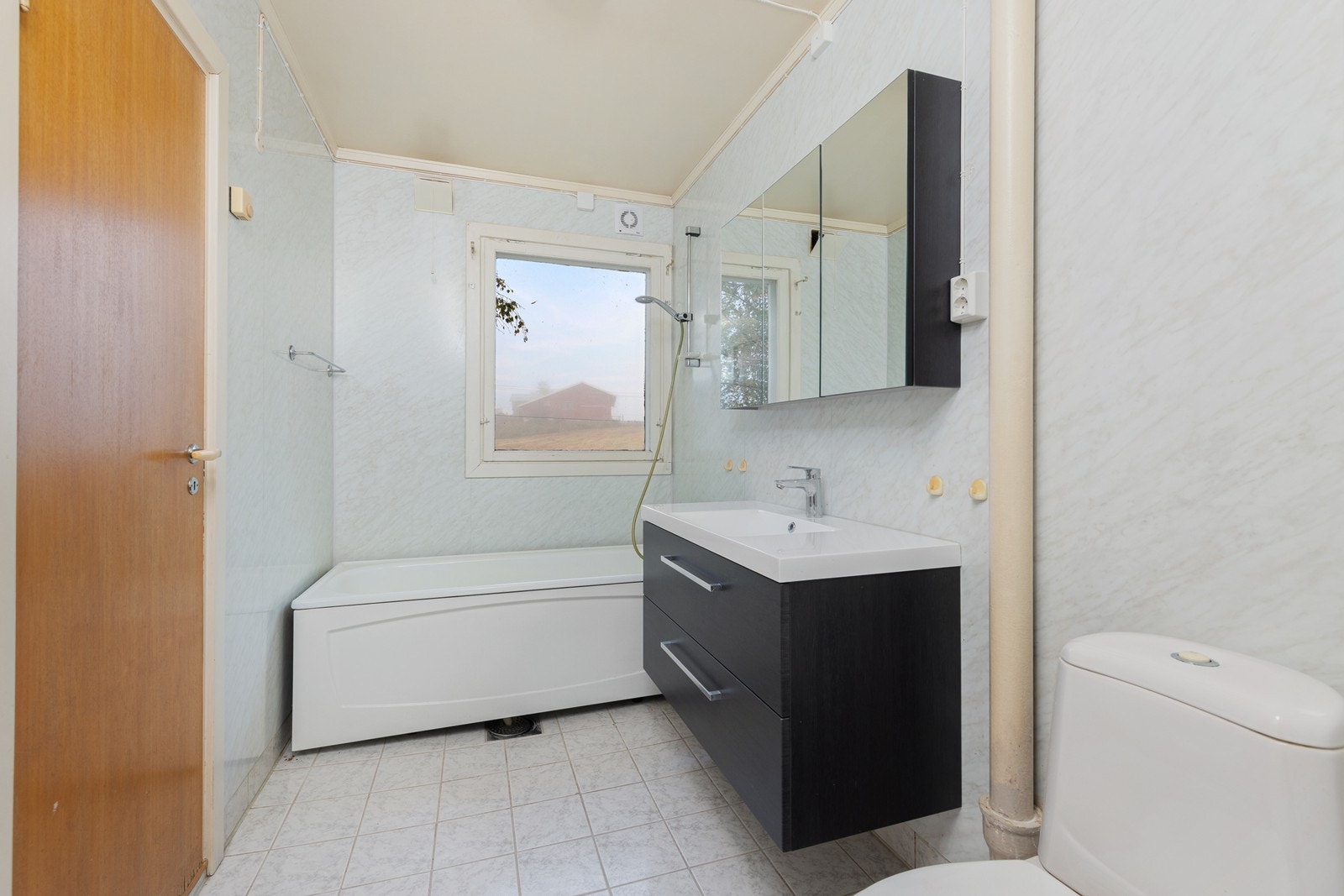 Badet er antatt fra omkring 1980-tallet og har behov for renovering. Rommet er utstyrt med badekar, baderomsinnredning og gulvmontert toalett. Galleribilde