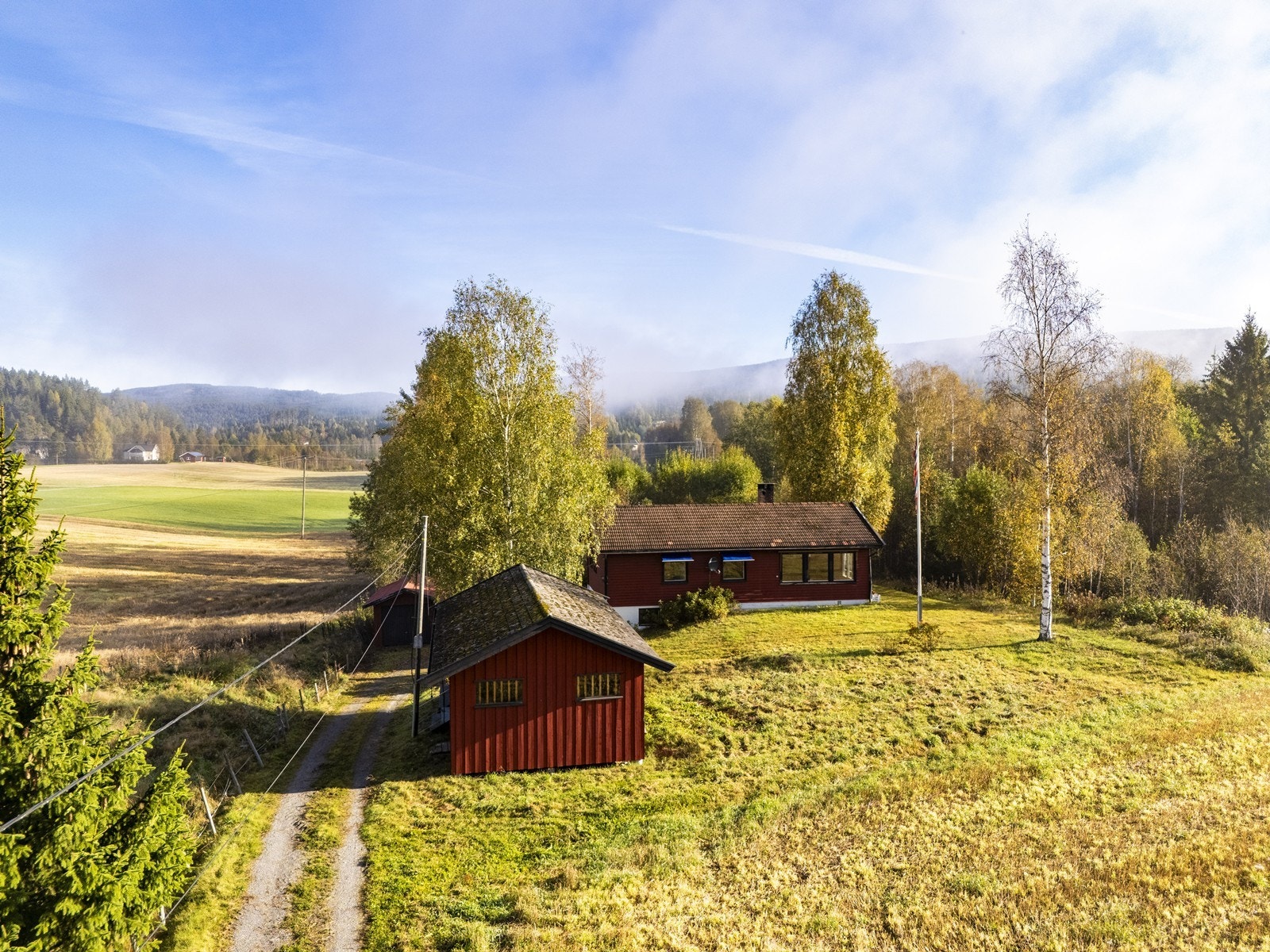 Enebolig med uthus og garasje i landlige og idylliske omgivelser. Galleribilde