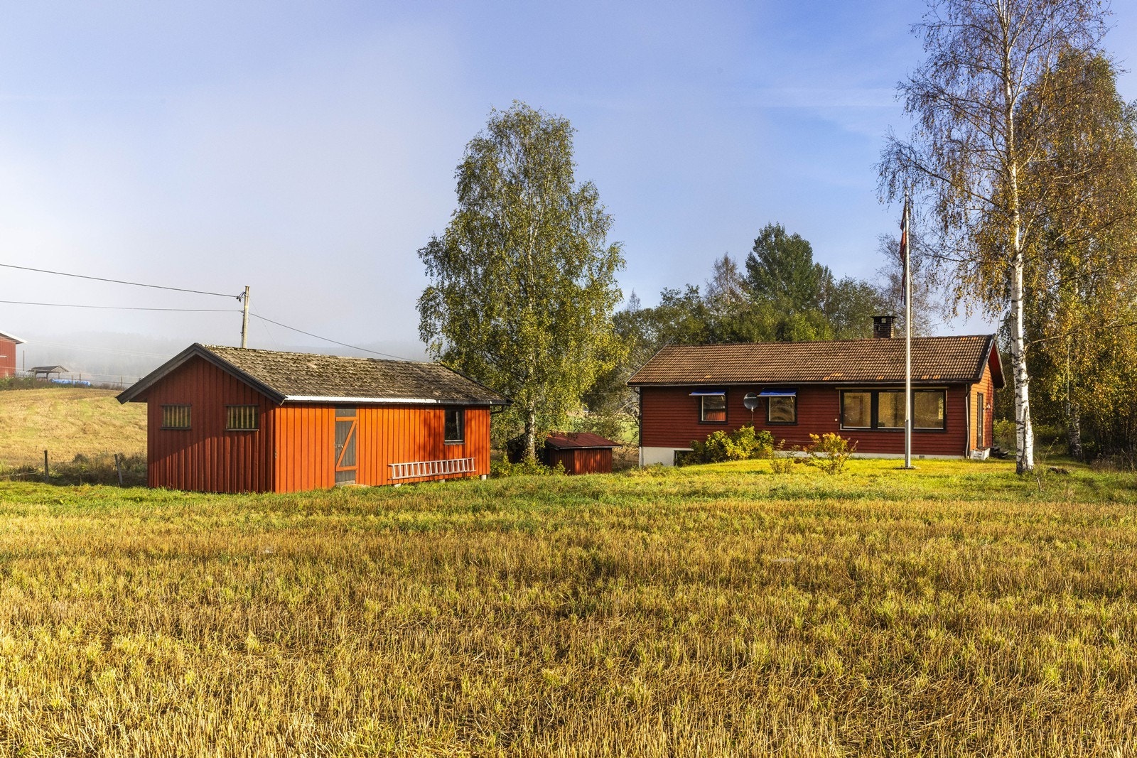 Boligen har behov for oppussing og modernisering, men gir en flott mulighet for deg som ønsker å skape din egen bolig i rolige omgivelser. Galleribilde