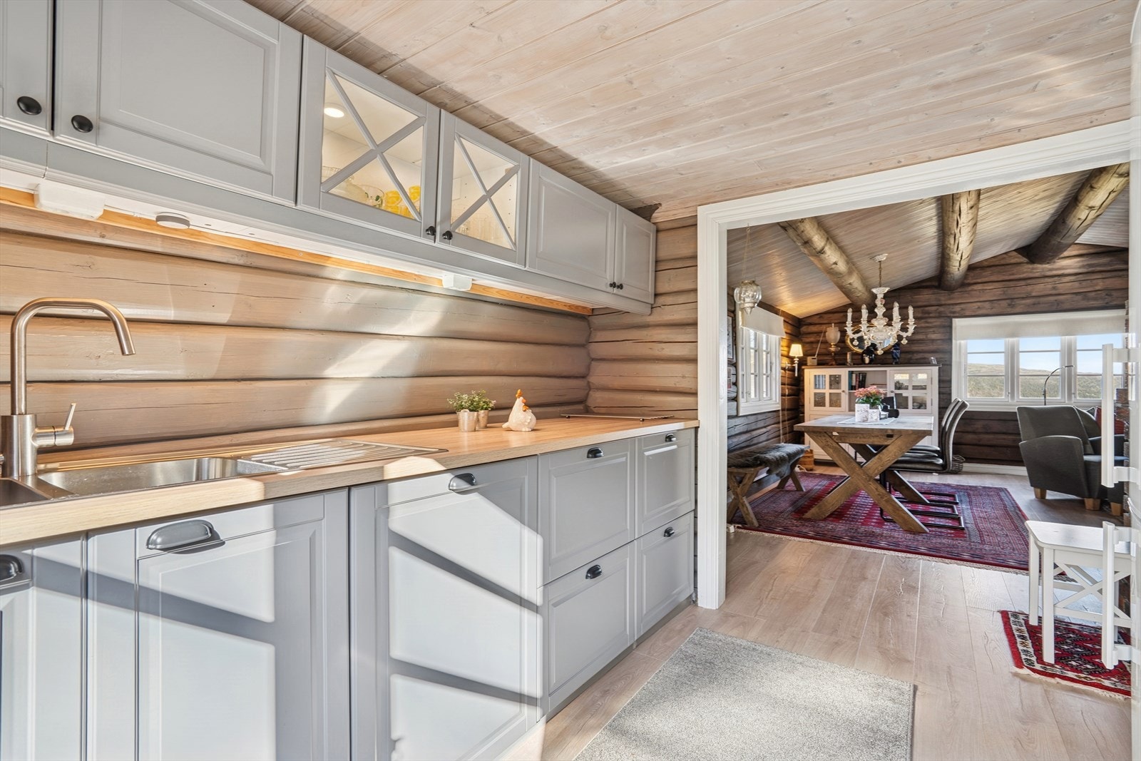 Det er ikke innlagt vann i hytta, men innredningen er klargjort for dette. Galleribilde