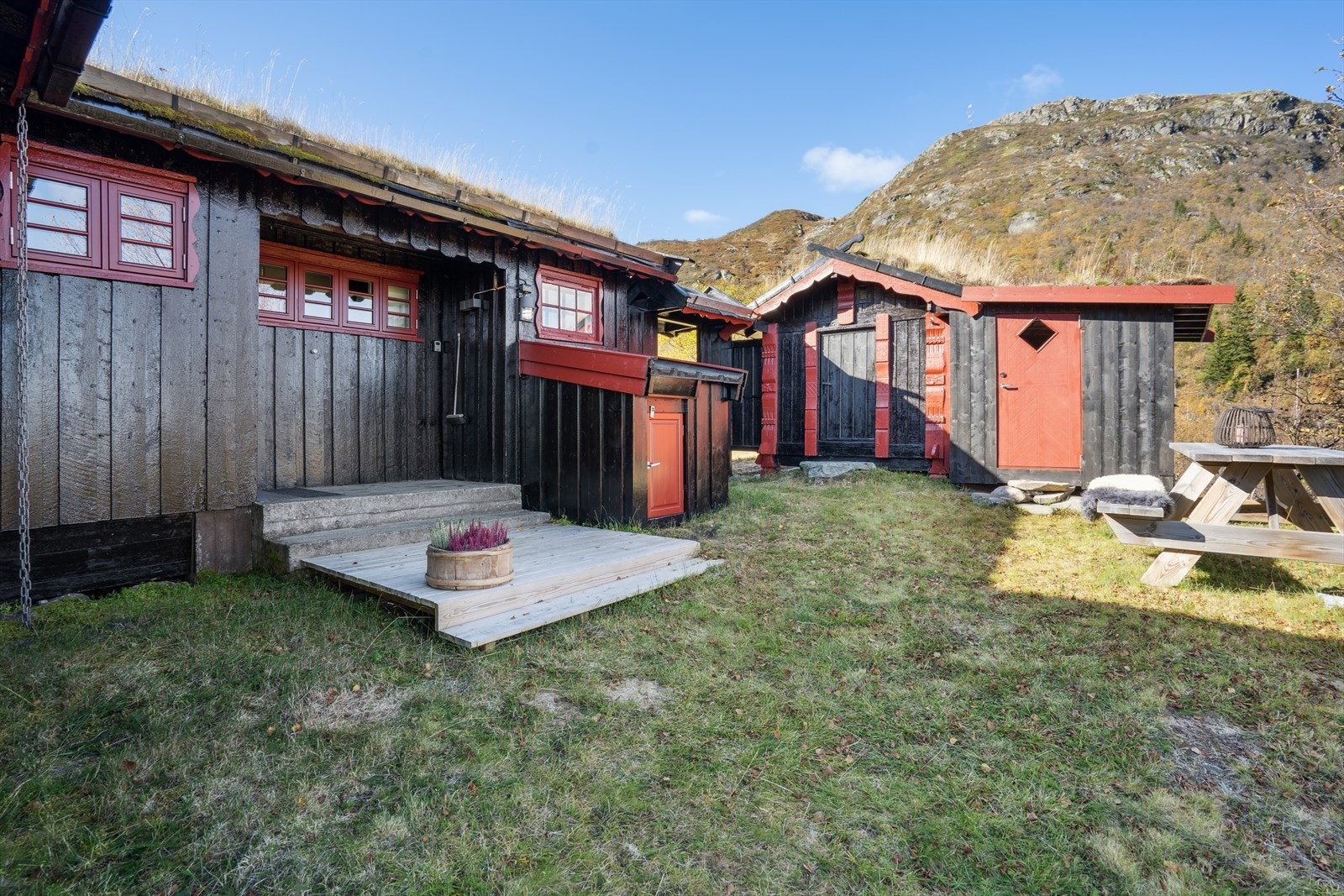 Det er også et praktisk uthus på eiendommen med 2 praktiske boder Galleribilde