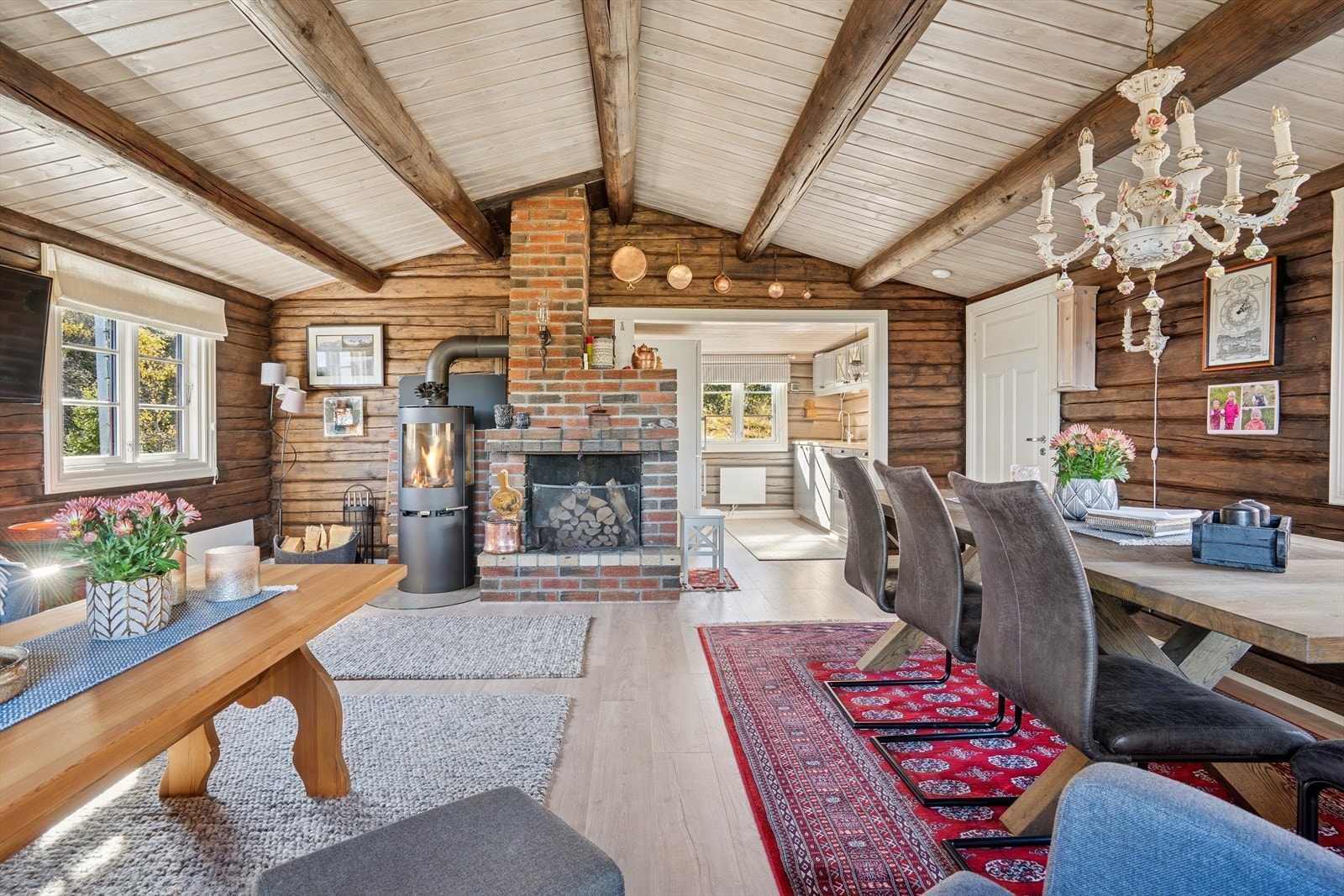 Hytta har peisovn som bidrar til kos og varme Galleribilde