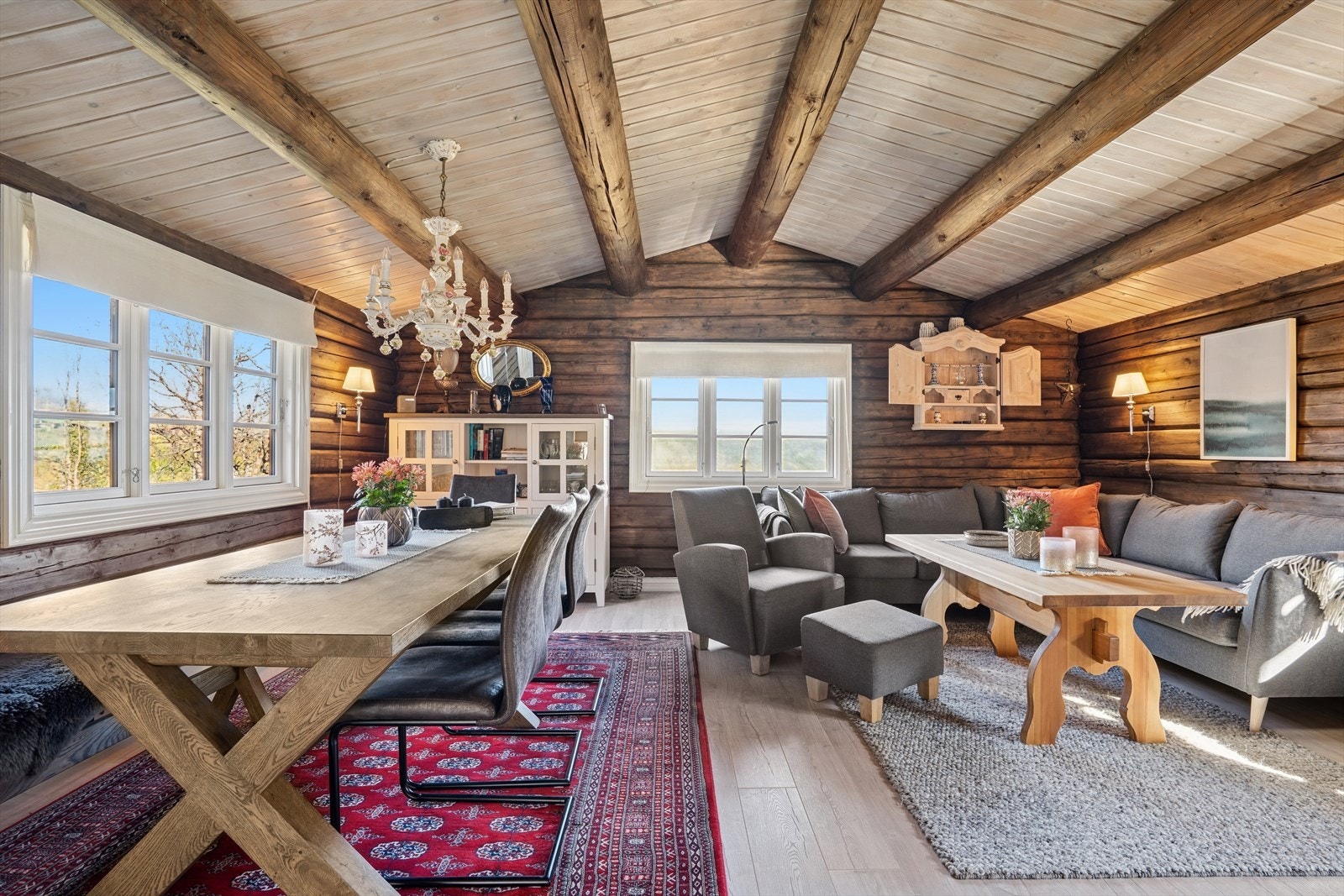 Trivelig og lys stue med god takhøyde Galleribilde