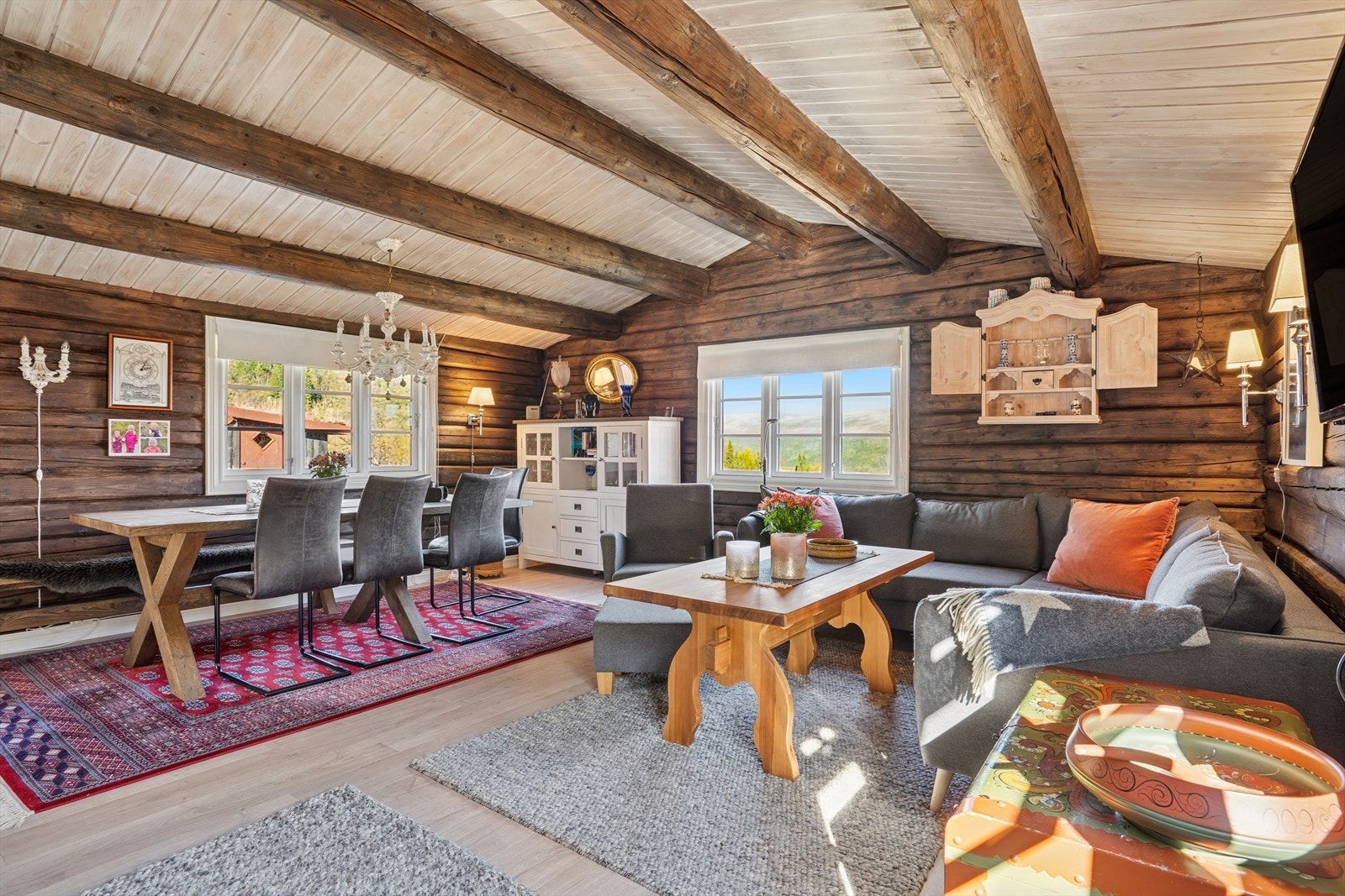 Her er det plass til både sofagruppe og spiseplass. Galleribilde