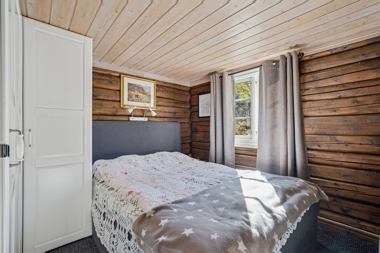 Soverom 1 har god plass til dobbeltseng Galleribilde