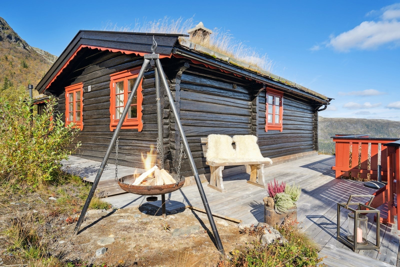 Flotte uteområder med er herlig terrasse med utsikt til omkringliggende fjellområder Galleribilde