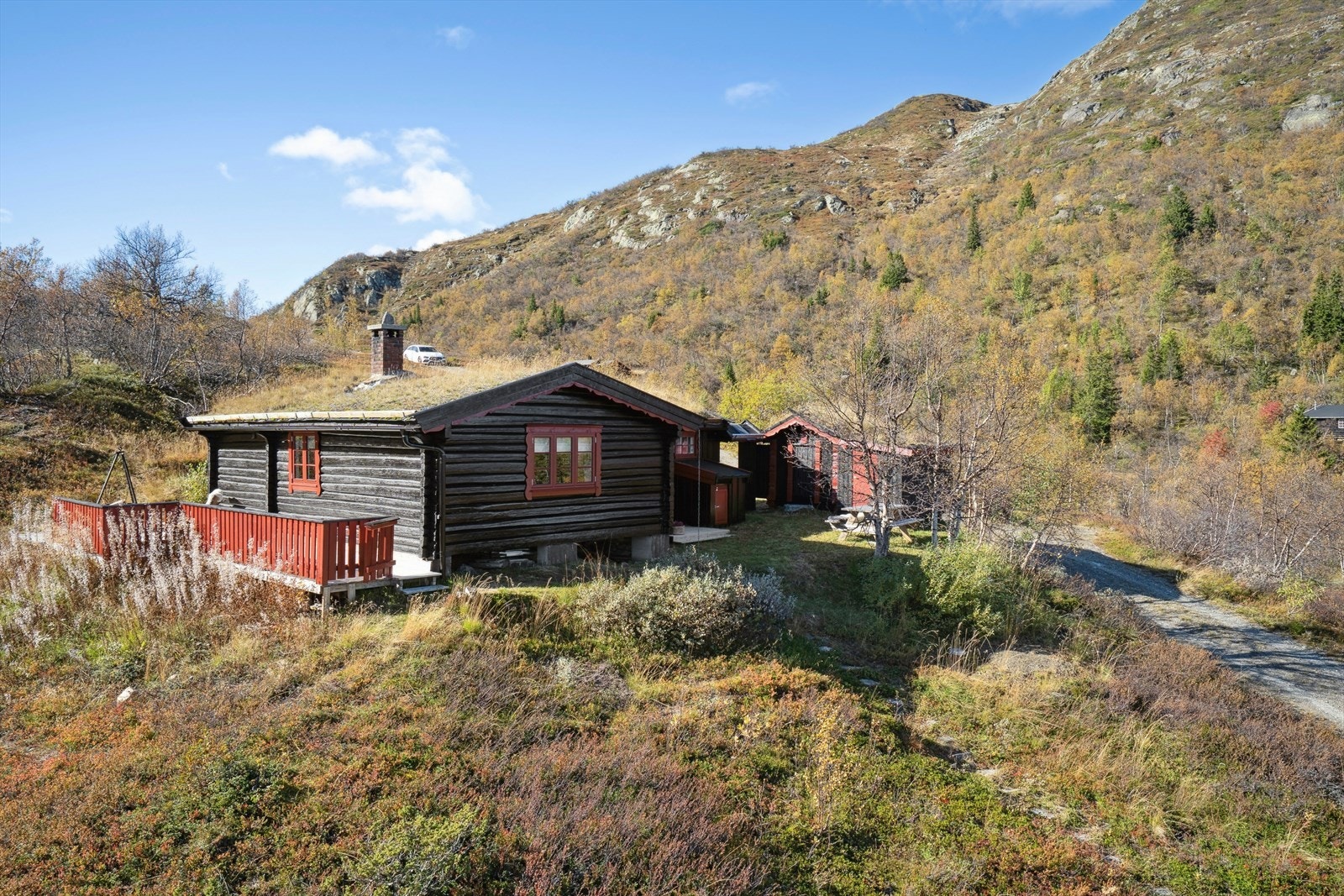Hytta har en idyllisk beliggenhet på Imingfjell som er et snøsikkert høyfjellsområde, og inngangsporten til Hardangervidda Galleribilde