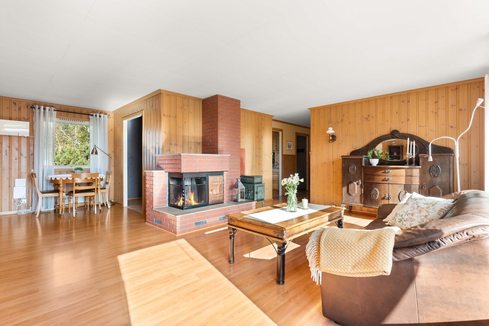 Rommet er ideelt som et koselig og formelt oppholdsrom for besøk av gjester eller rolige kvelder. Galleribilde