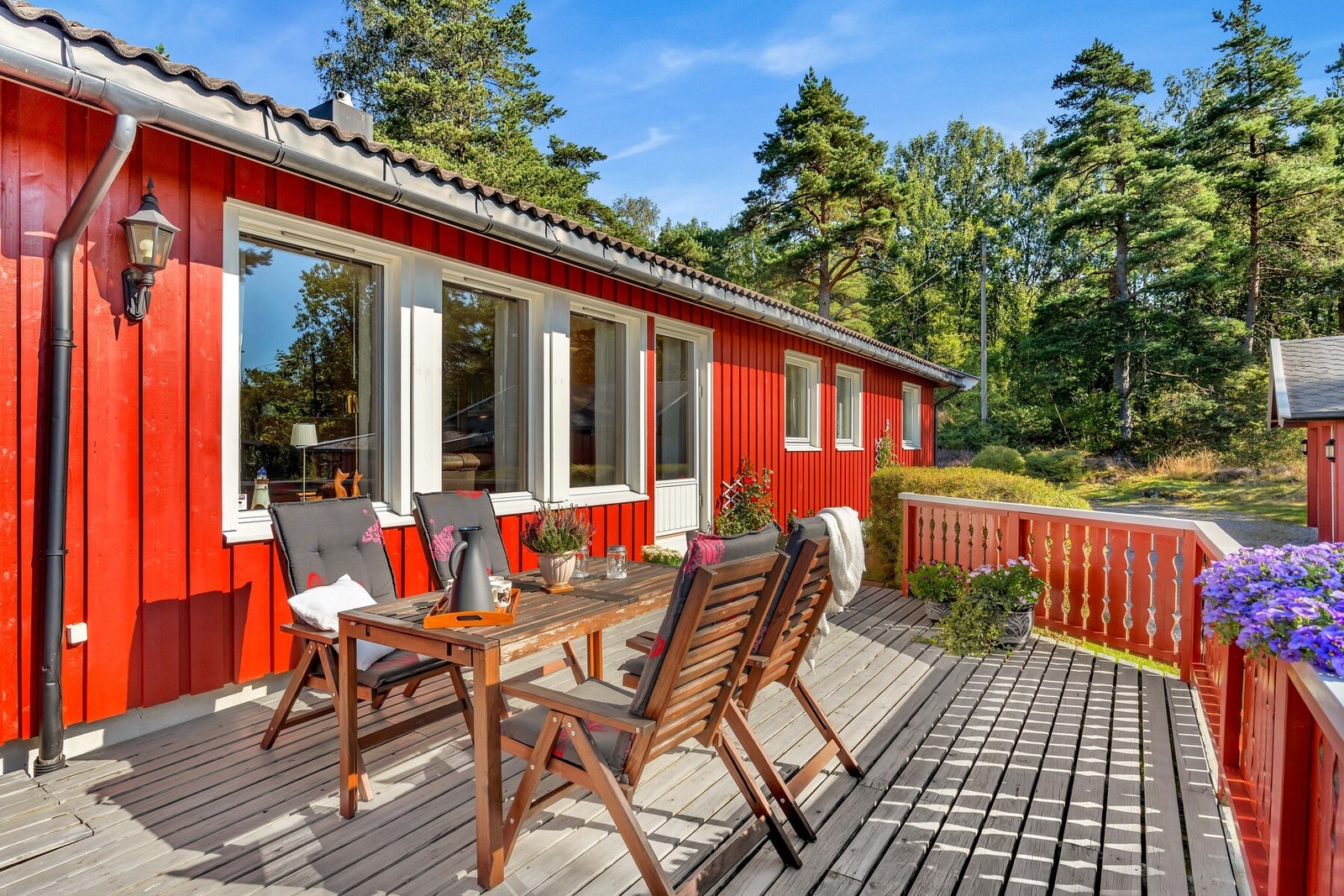 Her kan du nyte morgenkaffen, grille med familie og venner, eller bare lene deg tilbake og ta inn den fredelige atmosfæren. Galleribilde