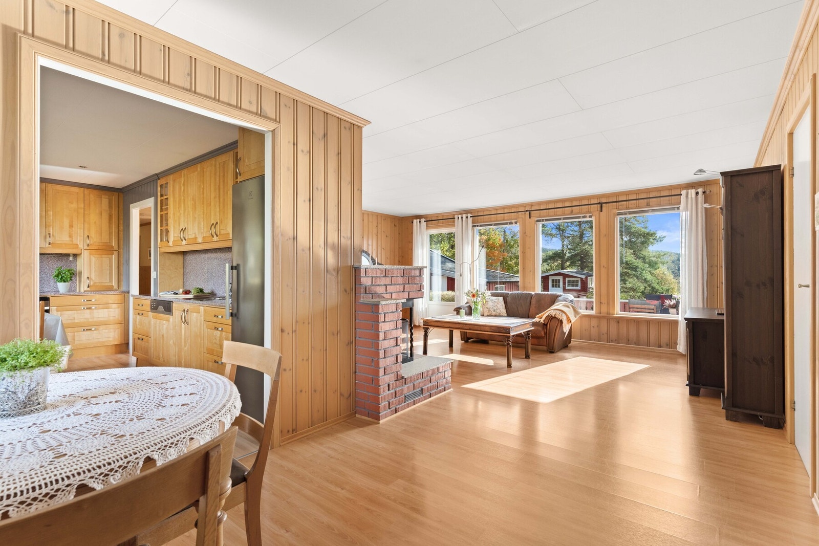 Trappen til kjelleren er diskret plassert bak en hvit glatt dør i stuen. Galleribilde