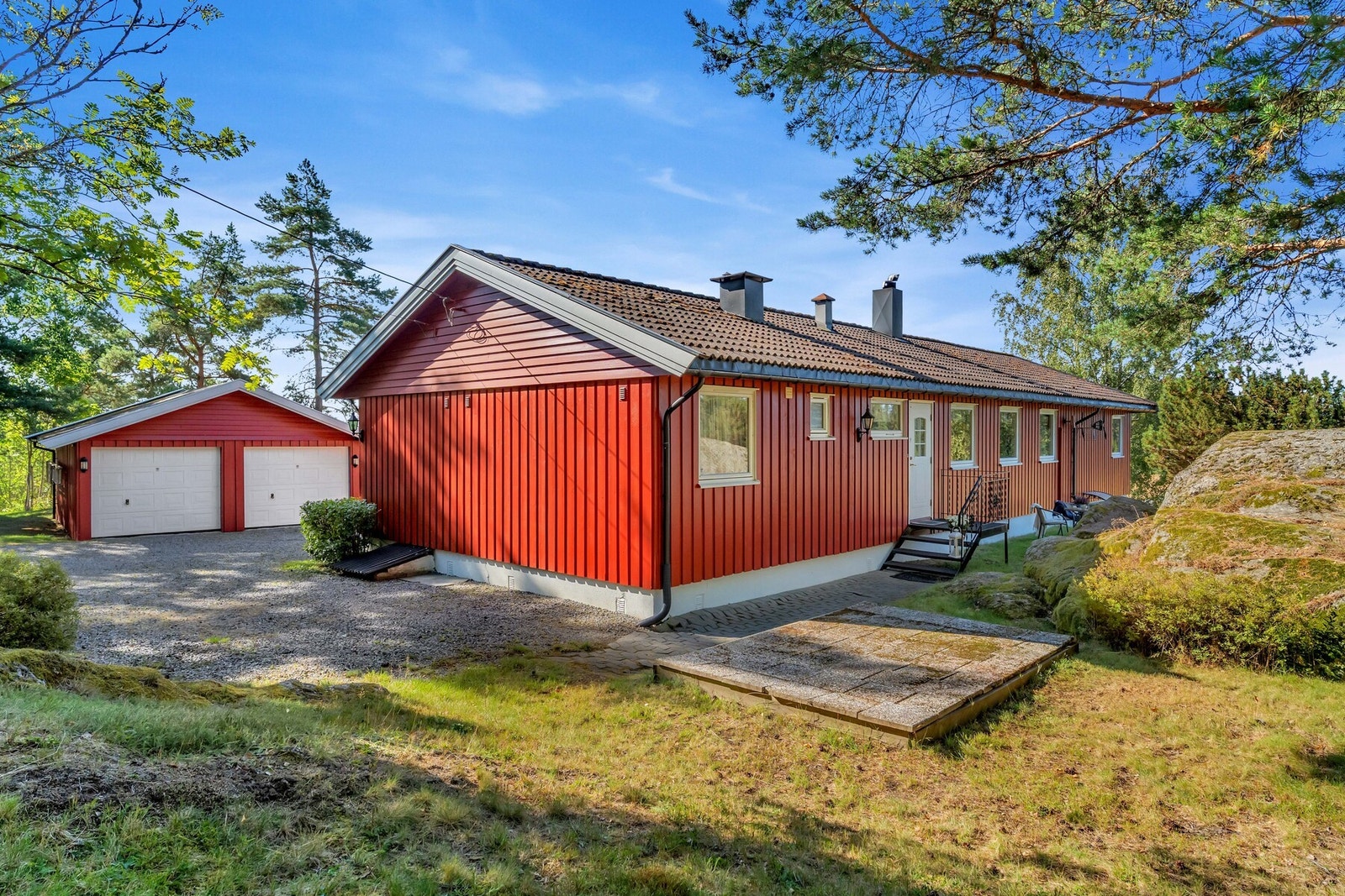 På eiendommen er det en dobbelgarasje på 41 m² med gruset gårdsplass og innkjørsel. Galleribilde