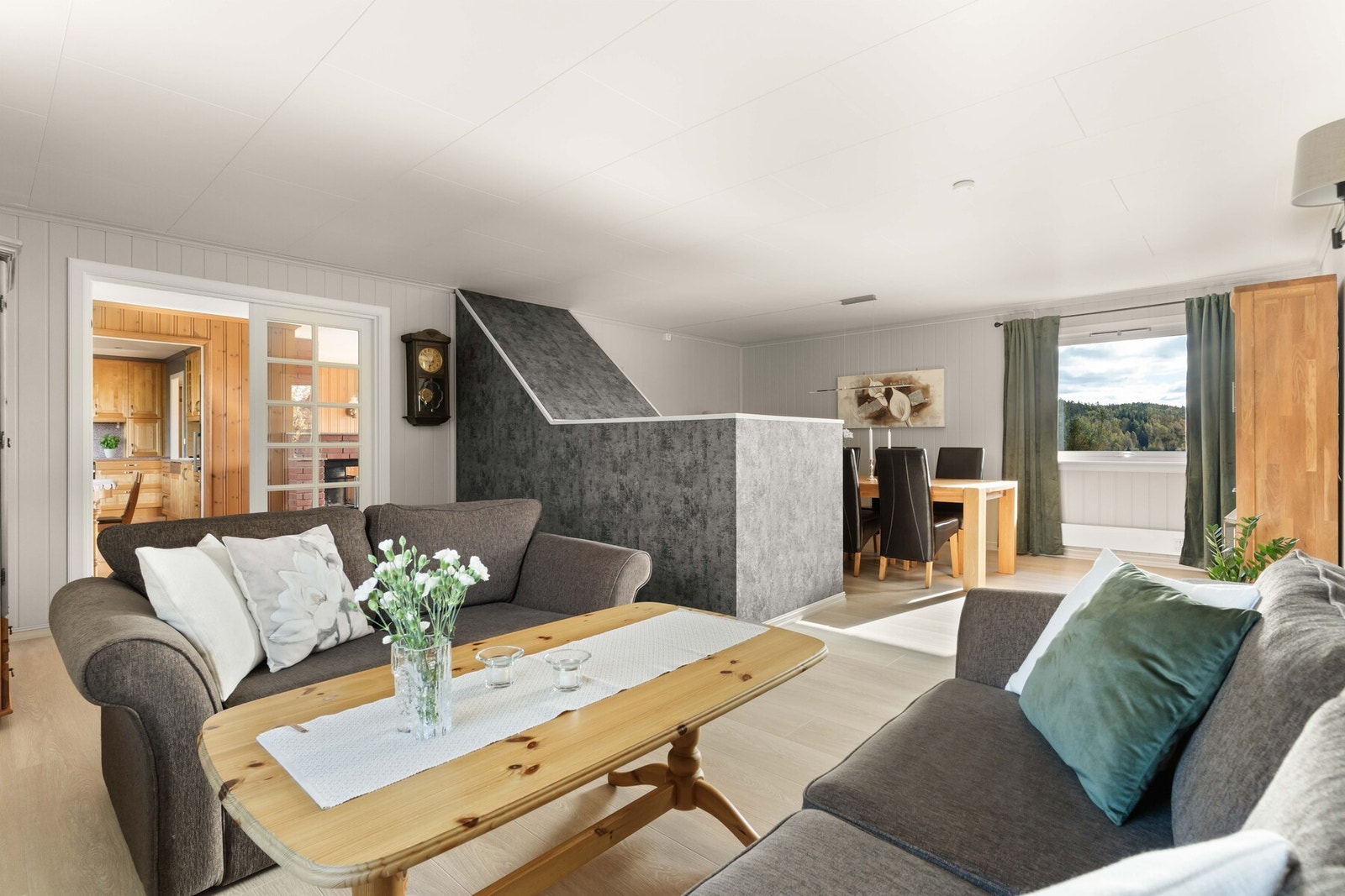 Stuen har heltre doble dører med glassfelt som gir en luftig og åpen følelse inn til den andre stuen. Galleribilde