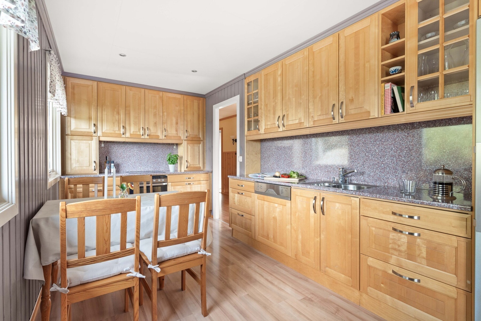 Romslig kjøkken med laminatgulv fra 2010. Galleribilde