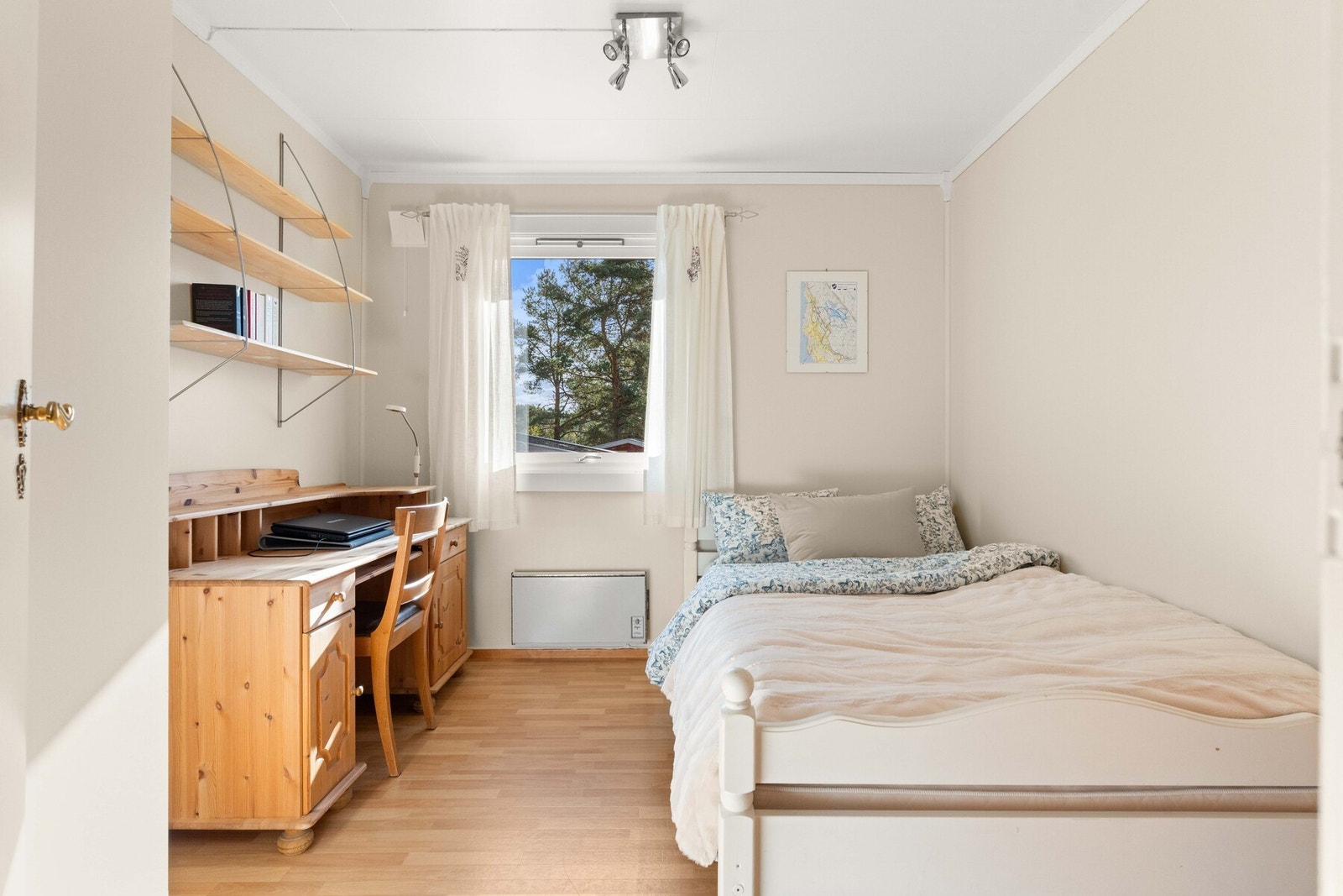 Rommene er lett møblerbare og gir plass til både seng, skrivebord og oppbevaring. Galleribilde