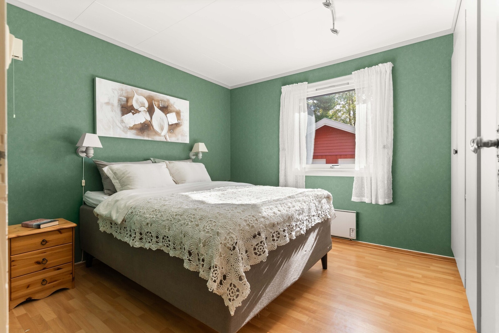 Hovedsoverommet har god plass til dobbeltseng, nattbord og garderobeløsning. Galleribilde