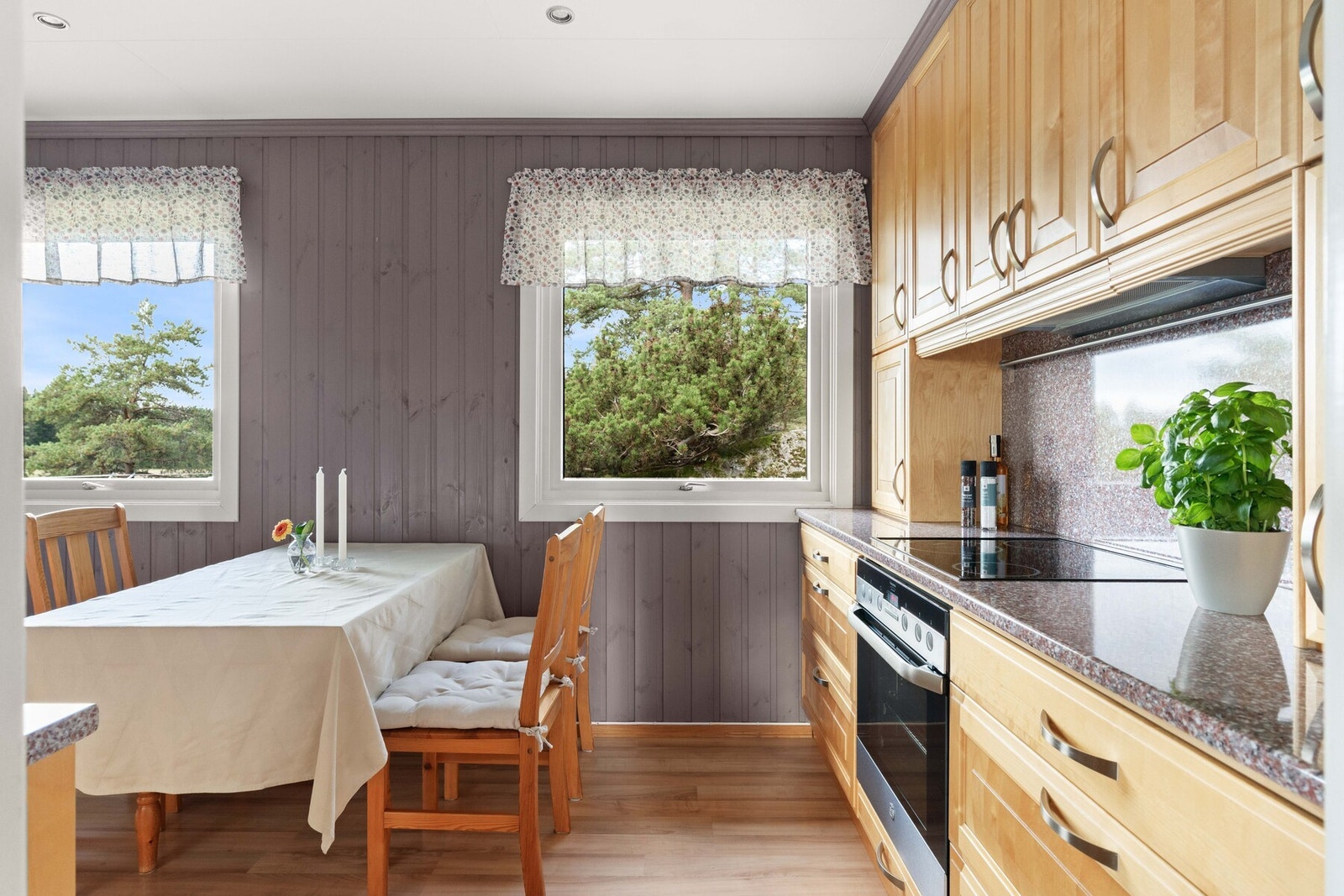 Innredningen er bestående heltre fronter i bjørk. Galleribilde