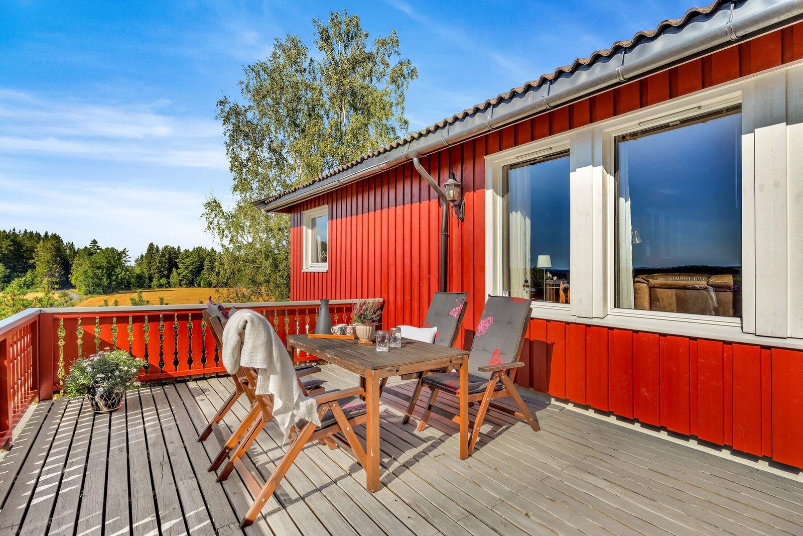 Terrassen har utgang fra stuen og er på 26 kvm. Galleribilde