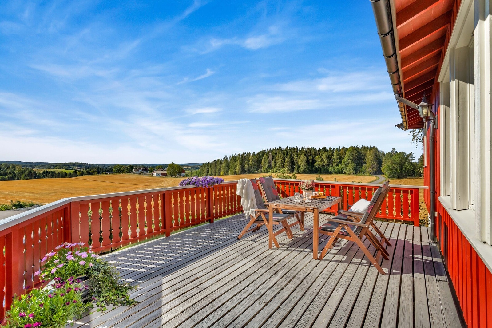 Terrassen gir deg vakker utsikt over det landlige landskapet, med åpne jorder og naturskjønne omgivelser som strekker seg så langt øyet kan se. Galleribilde