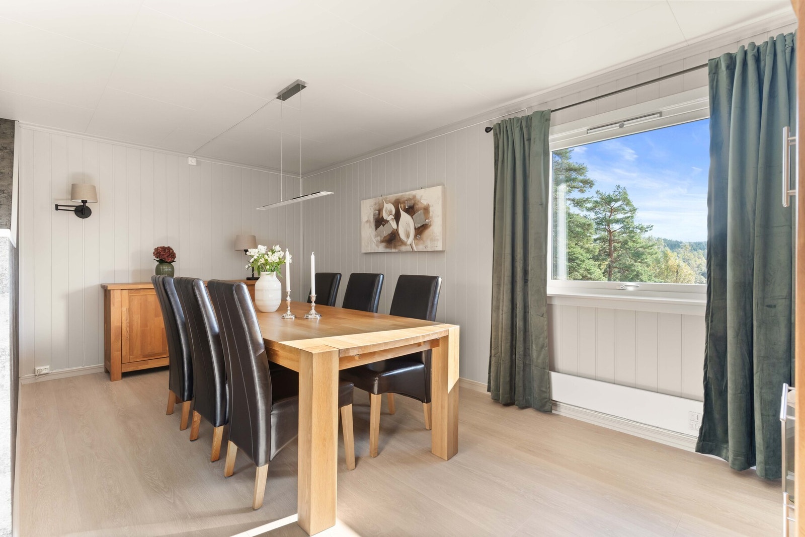 Her er det god plass til både stor spisegruppe og sofaseksjon med TV. Galleribilde