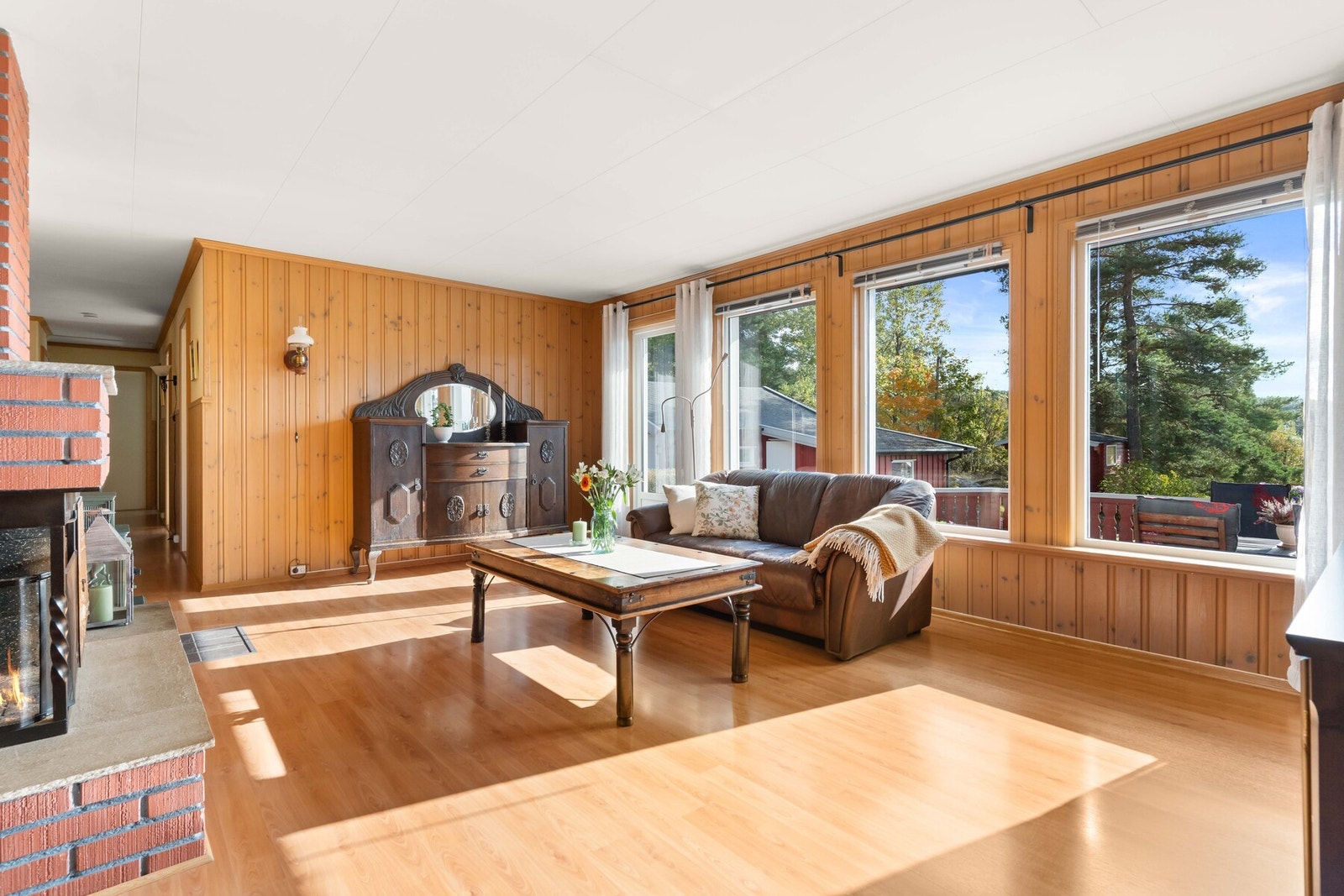 Den første stuen har store vindusflater som slipper inn masse naturlig lys. Galleribilde