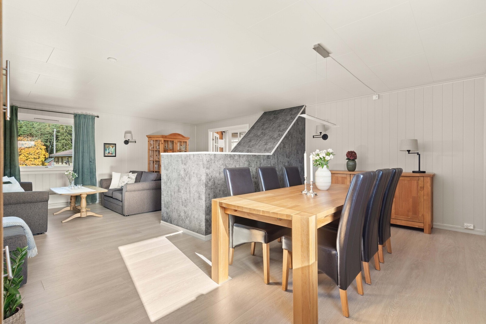 Luft-luft varmepumpe og elektriske panelovner sørger for behagelig temperatur, uansett årstid. Galleribilde