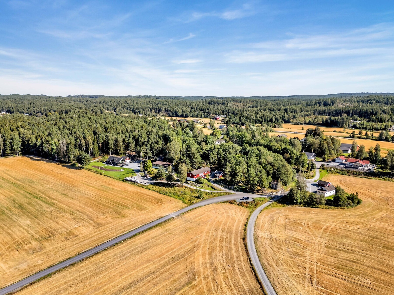 Eneboligen ligger usjenert til i et naturskjønt, landlig og barnevennlig område på Enebakkneset i Lillestrøm kommune. Galleribilde